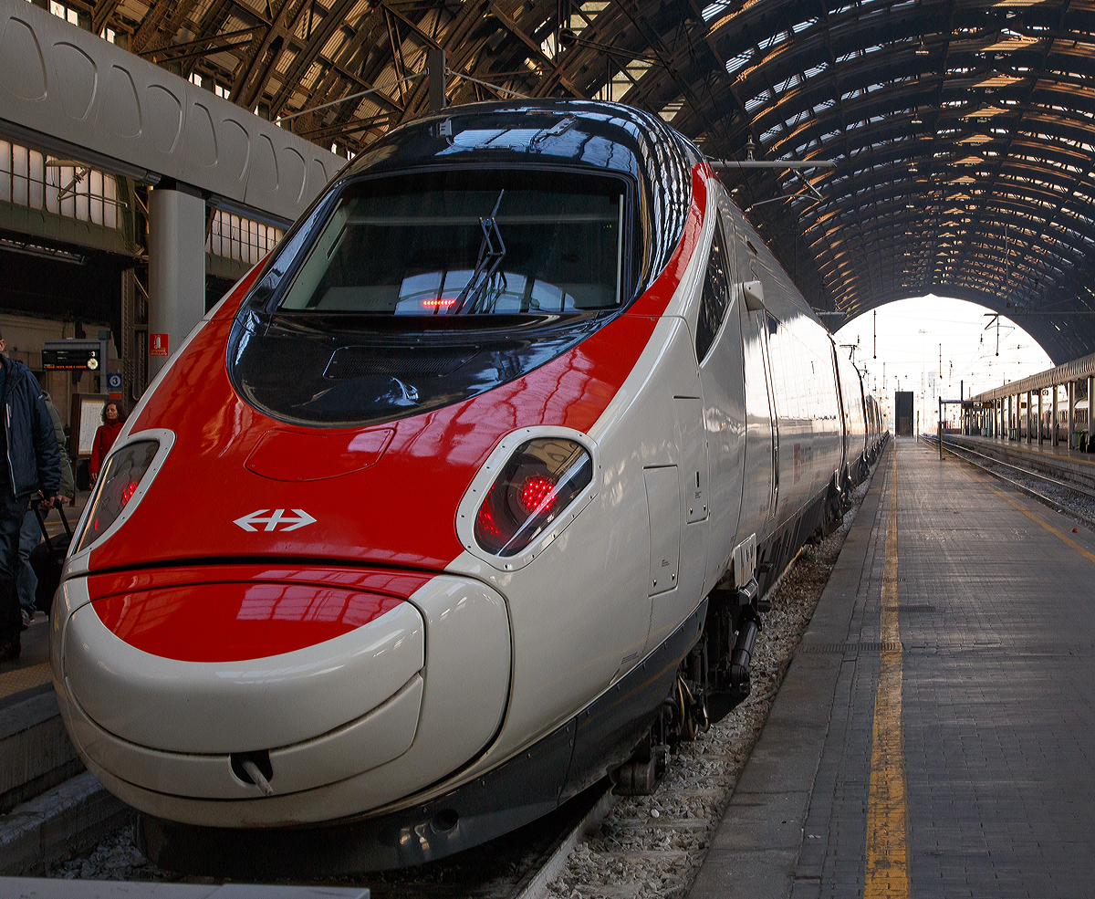 
Der SBB ETR 610 der 2. Serie  (RABe 503 018) ist eben (am 29.12.2015) in den Bahnhof Milano Centrale, als EC 51 (Basel - Brig - Milano Centrale), eingefahren und fährt später wieder als EC 52 retour.