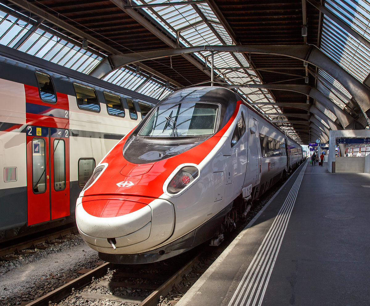 
Der SBB RABe 503 014 (ETR 610) steht am 07.06.2015 im Hauptbahnhof Zürich, als IC 873 nach Lugano (Zürich HB - Zug - Arth-Goldau - Bellinzona - Lugano), bereit.