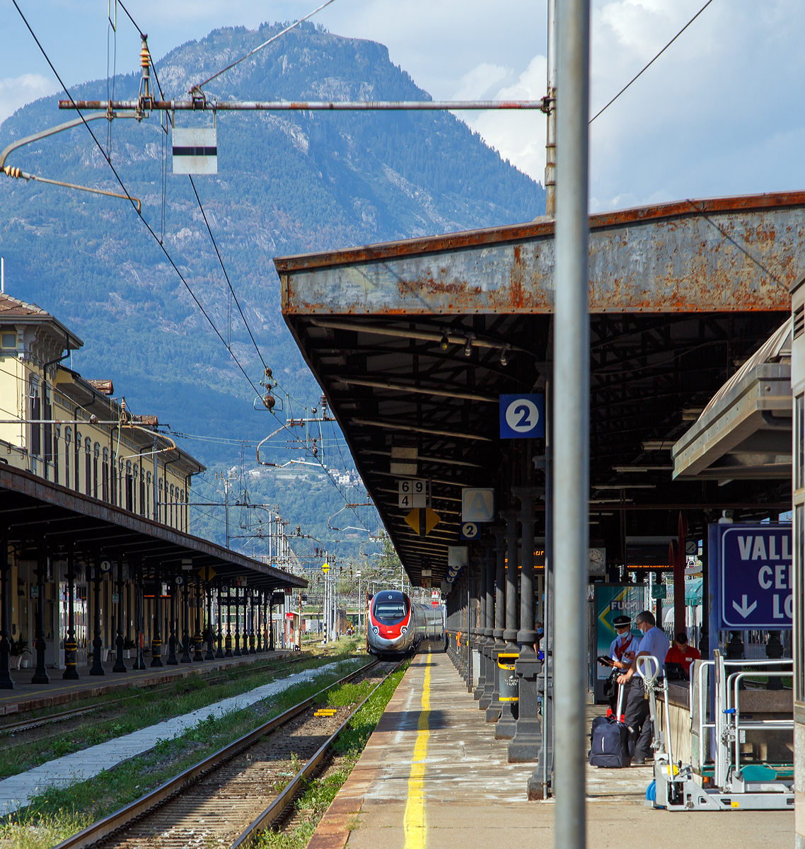 Der SBB RABe 503 015  (93 85 0 503 015-6 CH-SBB), ein SBB ETR 610 der 2.Serie, erreicht am 07.09.2021 als EC 39 (Genf/Genève - Milano Centrale) den Bahnhof Domodossola.

Seit 2018 bezeichnet die SBB die ETR 610 als „Astoro“, abgeleitet vom italienischen Begriff Astore für Habicht. Durch die lange Nase bezeichnen wir die ETR 610 (ETR italienische Bezeichnung für ElettroTreno Rapido) auch gerne als „Pinocchio“. Meine Frau hingegen bezeichnet sie gerne als „Delfin“, bedingt durch das Lächeln der Spitze, ein wenig kann ich es auch nachvollziehen.
