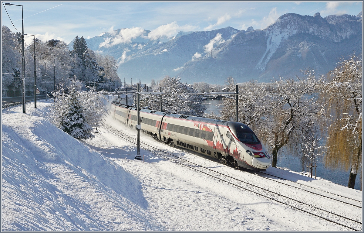 
Der SBB RABe 503 022-7  Johann Wolfang von Goethe  und, zu meinem Leidwesen, ein weiterer RABe 503 als EC 32 auf dem Weg von Milano nach Gen�ve kurz nach Villeneuve. 
29. Jan. 2019