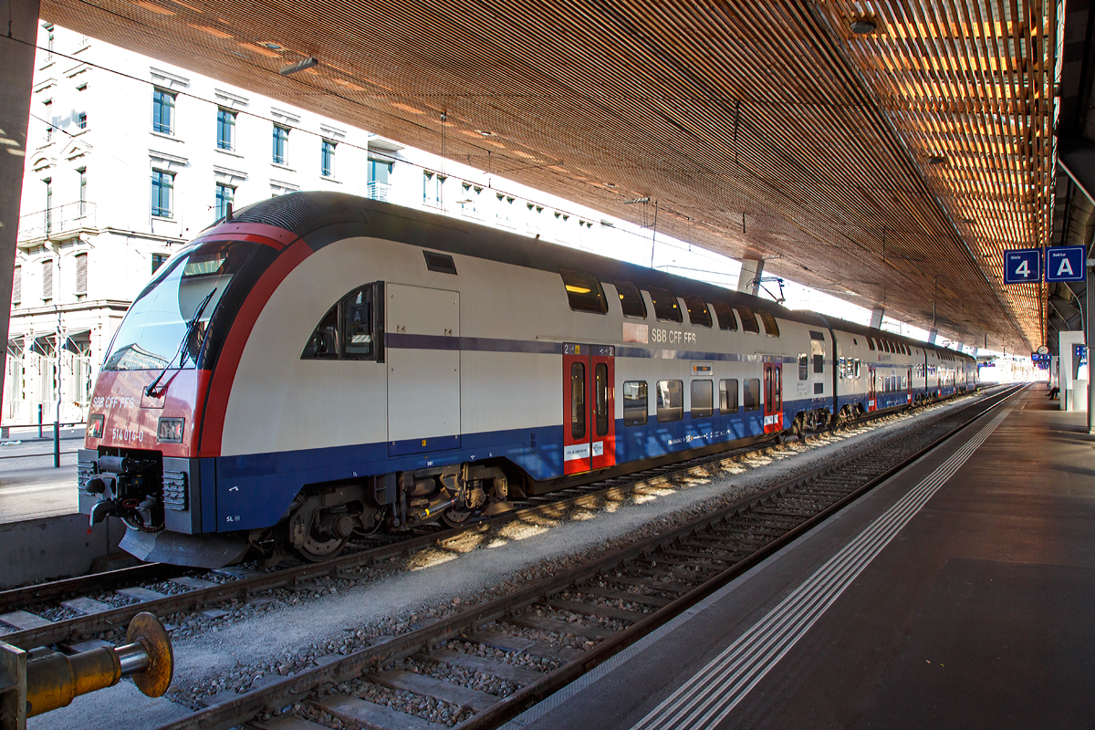 
Der SBB RABe 514 014-0  (ein DTZ bzw. Siemens Desiro Double Deck) steht am 06.06.2015 im Hauptbahnhof Zürich, auf Gleis 3 als S 24 nach Oerlikon, bereit.

Am 23. Februar 2003 entschied der SBB Verwaltungsrat 35 Züge für die S-Bahn Zürich bei Siemens Transportation Systems zu bestellen. Diese Entscheidung kam relativ überraschend, da Siemens zuvor noch keine Doppelstockzüge hergestellt hatte.

Die DTZ bilden die zweite Fahrzeuggeneration der Zürcher S-Bahn und ergänzen seit 2006 die erste Generation in Form der Doppelstockpendelzug (DPZ). Gegenüber diesen verfügen die DTZ über Niederflureinstieg, Fahrzeugklimatisierung und Vakuumtoiletten. 
Der vierteilige Triebzug bestehend aus zwei Triebköpfen und zwei Mittelwagen und wird in den beiden Triebköpfen von Asynchrommotoren, die jeweils ein Triebdrehgestell versorgen, angetrieben. Damit sind insgesamt 8 Achsen mit jeweils 400kW angetrieben. Von beiden Triebköpfen muss jeweils ein Stromabnehmer an die Fahrleitung angelegt werden, da aus Platzgründen keine 15kV Dachleitung vorhanden ist. Die zweiflügeligen Außentüren wurden behindertengerecht mit Schiebetritten ausgerüstet.

Technische Daten
Gebaute Anzahl: 61 vierteilige Triebzüge
Baujahre: 2005-2008 (1.+2.Serie)
Spurweite:  1.435mm (Normalspur)
Achsformel: Bo-Bo+2`2`+2`2`Bo-Bo
Länge über Kupplung: 100 m
Höhe: 4.600mm
Breite: 2.780mm
Leergewicht: 225t
Drehgestellachstand: 2.500mm
Raddurchmesser: 920mm
Höchstgeschwindigkeit: 140 km/h
Stundenleistung: 3.200 kW
Anfahrzugkraft: 240kN
Beschleunigung: 1,1m/s2
Stromsystem: 15kV 16,7 Hz 
Sitzplätze: 1.Klasse 74 / 2.Klasse 304
Stehplätze: ca. 600
Einstieghöhe: 600mm über SOK
