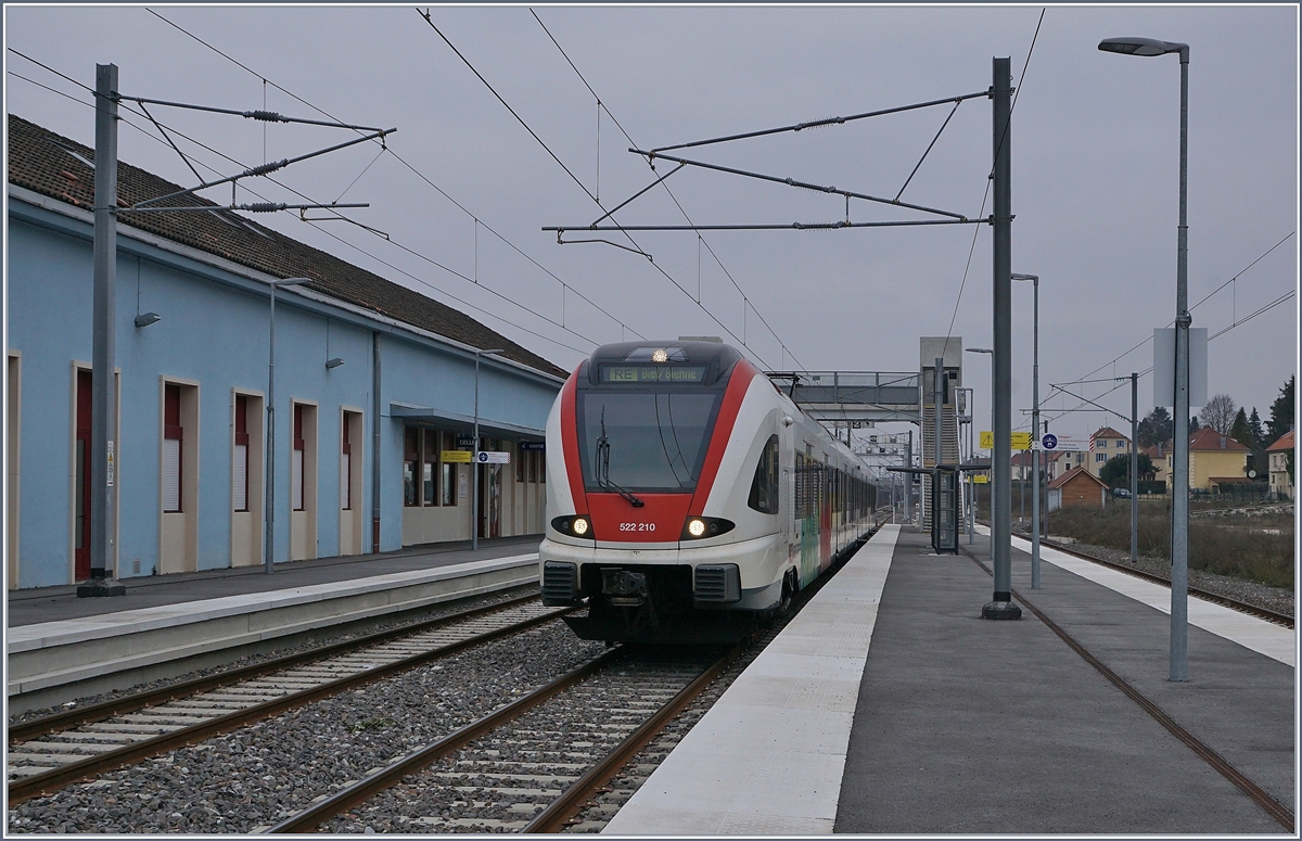 Der SBB RABe 522 210 als RE Meroux - Biel/Bienne beim recht kurzen Halt in Delle auf Gleis 2.
15. Dez. 2018