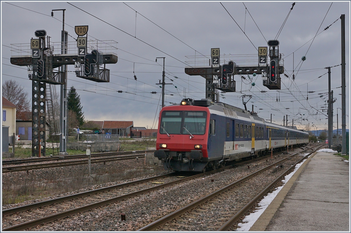 Der SBB RABe 562 NPZ RE Neuchâtel - Frasne -Neuchâtel in Frasne. 

23. Nov. 2019
