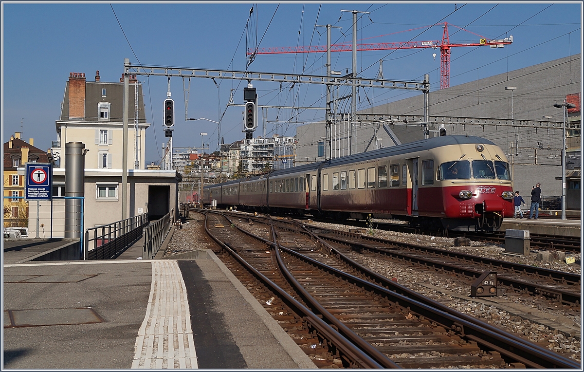 Der SBB RAe TEE II 1053 erreicht von Aarau kommend den Bahnhof Lausanne.

31. März 2019