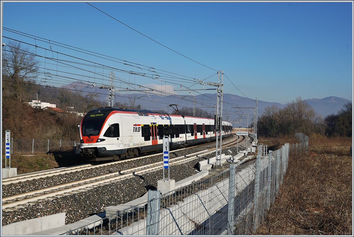 Der SBB TILO Flirt RABe 524 101 Arbedo Castione erreicht von Varese kommend bei Stabio die Schweiz, wie an der nicht mehr weiss gefärbten Schienen und dem nicht zu übersehenden Schild  Confine di Stato  zu sehen ist.

5. Jan. 2019