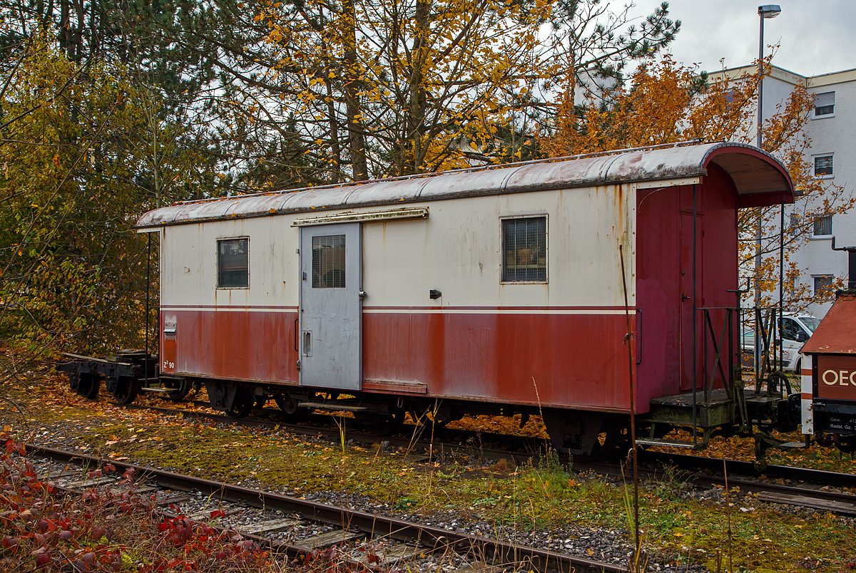 Der schmalspurige dreiachsige Postwagen Z³ 90  der Gattung DPost3i, ex AB X 808, ex Appenzeller Bahn Z³ 90, ex SBB Brünigbahn, der meterspurigen Museumsbahn Alp-Bähnle Amstetten-Oppingen (gehört zu den Ulmer Eisenbahnfreunde e.V.) abgestellt am 26.10.2021 beim Bahnhof Amstetten.

Als Postwagen wurde er 1888 von der Schweizerischen Industrie-Gesellschaft (SIG) in Neuhausen am Rheinfall gebaut und noch an die Jura–Bern–Luzern (JBL) geliefert. 1903 ging die Bahn in die SBB Brünigbahn über. Der Dreiachser wurde ca. 1948 durch die Appenzeller Bahn (AB) von der SBB Brünigbahn erworben. Ein Umbauentwurf von 1964 sah eine Modernisierung des ehemaligen Postwagens in einen Gepäckwagen vor. Der Umbau unterblieb jedoch, so dass der Wagen als X 808 (innerlich kaum verändert) als Magazinwagen der Werkstätte in Herisau Verwendung fand. Nun steht der schmalspurige 3-achsige Gepäck-/Postwagen nach einer äußerlichen Aufarbeitung in Amstetten.