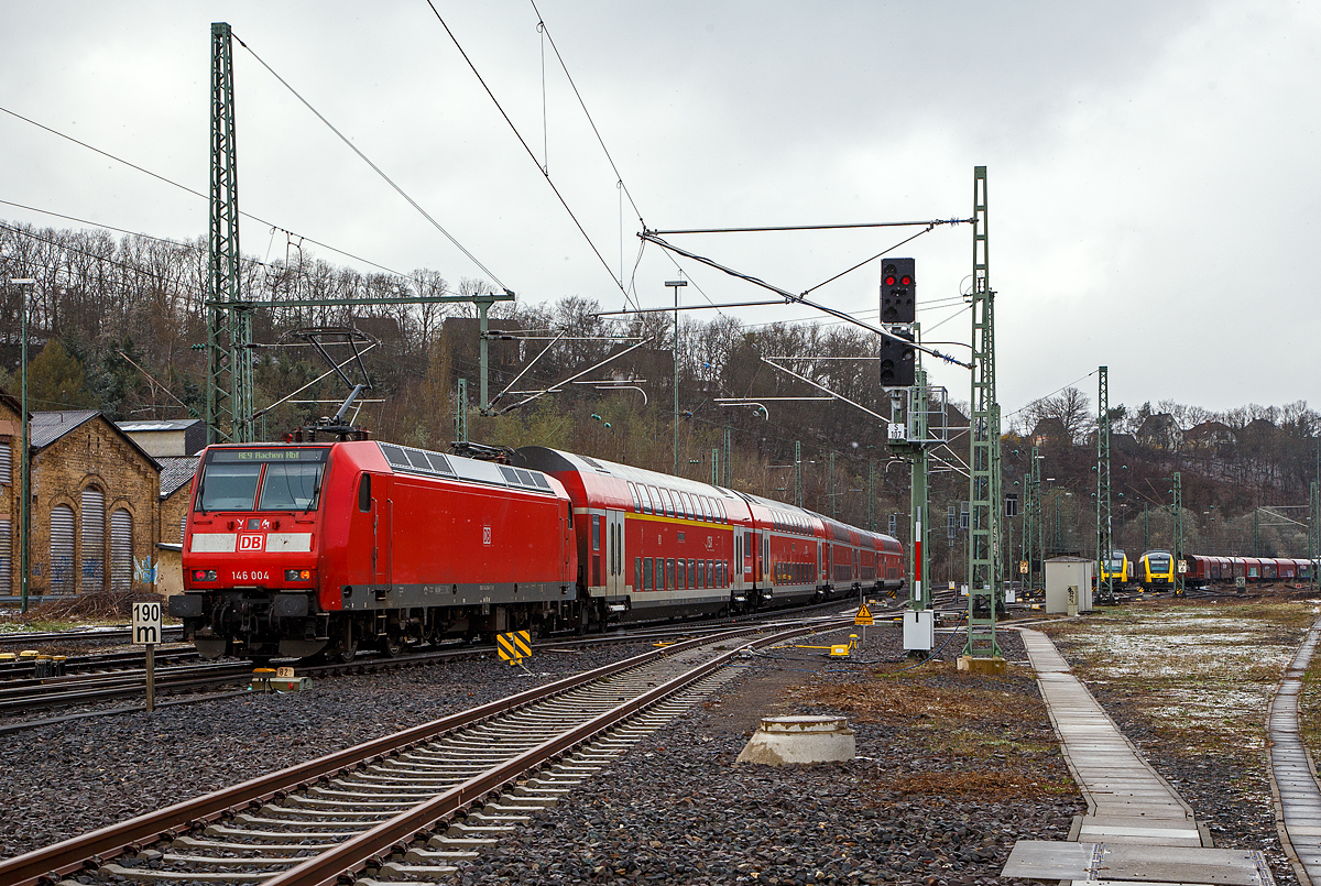 Der Schneeschauer ist vorüber, der nächste kommt aber recht bald....
Die 146 004-7 (91 80 6146 004-7 D-DB) der DB Regio NRW schiebt am 06.04.2021, den RE 9 (rsx - Rhein-Sieg-Express) Siegen - Köln - Aachen, von Betzdorf (Sieg) weiter in Richtung Köln.