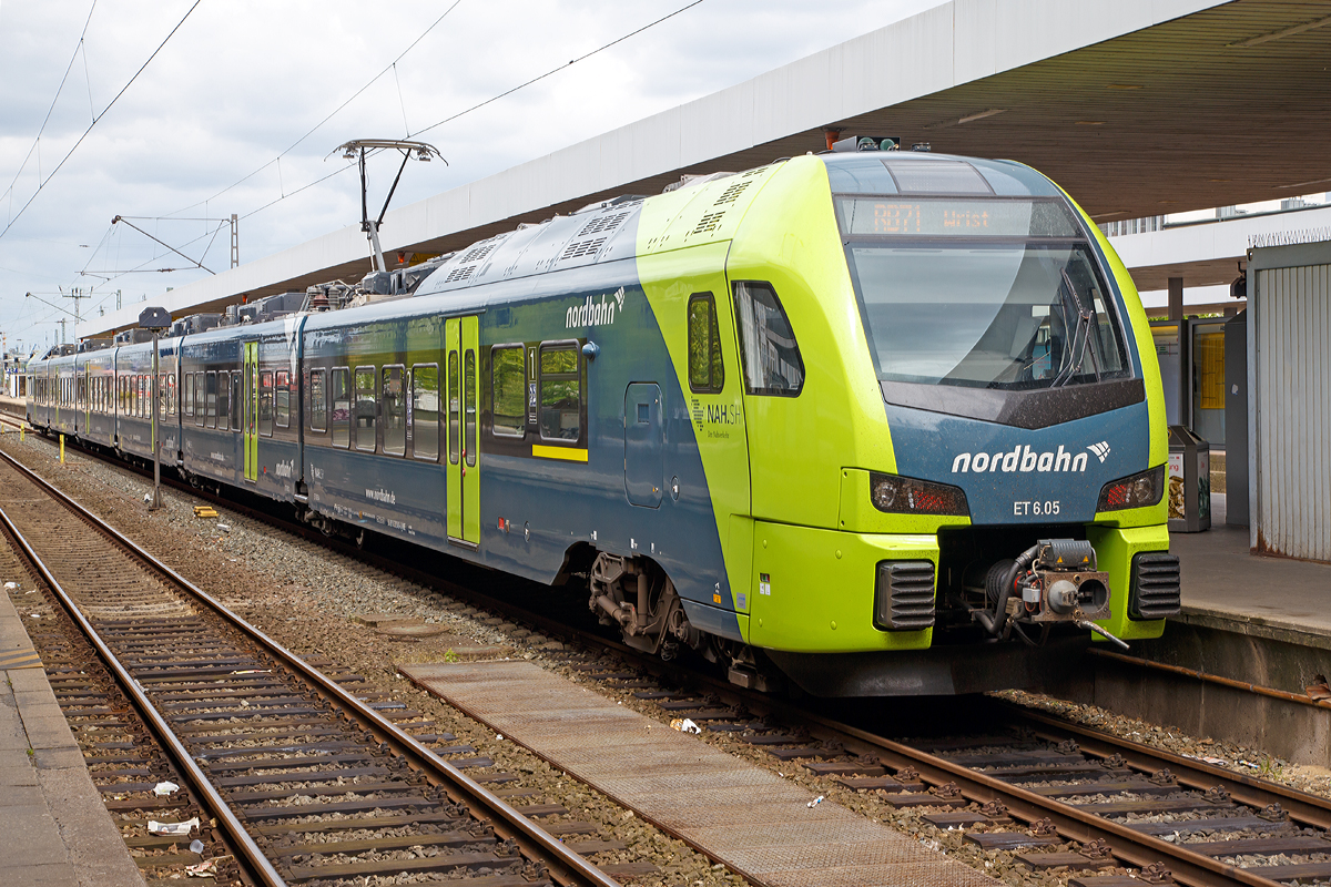 
Der sechsteilige Stadler FLIRT 3 – ET 6.05 der nordbahn (NBE nordbahn Eisenbahngesellschaft mbH & Co. KG) steht am 16.06.2015, als RB 71 (Hamburg-Altona – Pinneberg – Elmshorn – Wrist), im Bahnhof Hamburg-Altona zur Abfahrt nach Wirst bereit. 

Der FLIRT wurde 2014 von der Stadler Pankow GmbH in Berlin unter den Fabriknummern 40082 bis 40083 gebaut.  Diese Triebz�ge sind Eigentum der BeNEX Deutschland GmbH in Hamburg und sind an die nordbahn vermietet. Es sind 7 f�nfteilige und 8 sechsteilige Niederflurtriebz�ge vom Typ FLIRT 3 f�r die nordbahn im Einsatz.

Der FLIRT verf�gt �ber eine hohe Antriebsleistung und eine maximale Geschwindigkeit von 160 km/h. Der helle, freundliche Fahrgastbereich ist barrierefrei und bietet individuelle Gestaltungsm�glichkeiten.

Technische Daten:
Spurweite: 1.435 mm (Normalspur)
Achsanordnung: Bo’ + 2’ + 2’ + 2’ + 2’ + 2’ + Bo’
L�nge �ber Kupplung: 106.900 mm
Fahrzeugbreite:  2.880 mm
Fahrzeugh�he: 4.120 mm
Fu�bodenh�he Niederflur: 780 mm
Fu�bodenh�he Hochflur: 1.200 mm 
Einstiegsbreite: 1.300 mm
L�ngsdruckkraft: 1.500 kN
Sitzpl�tze: 320 (1. Klasse: 24 / 2. Klasse: 296)
Stehpl�tze (4 Pers./m�): 330
Dienstgewicht: 179 t
Drehgestellachsstand Motordrehgestell: 2.500 mm
Drehgestellachsstand Laufdrehgestell: 2.700 mm
Triebraddurchmesser: 920 (neu) / 850 mm (abgenutzt) Laufraddurchmesser: 760 (neu) / 690 mm (abgenutzt) 
Antrieb: 4 x 500 kW Nennleistung 
H�chstgeschwindigkeit: 160 km/h
Mittlere Anfahrbeschleunigung bis 50 km/h: ca. 0,8 m/s�