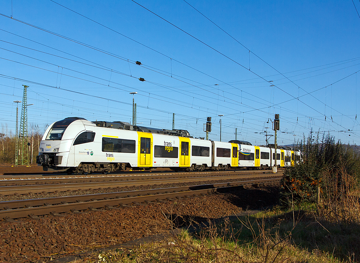 
Der Siemens Desiro ML Triebzug 460 514 / 860 014 / 460 014 der trans regio Deutsche Regionalbahn GmbH fährt am 14.06.2014 als MRB 26  MittelrheinBahn  (Koblenz – Andernach – Remagen – Bonn – Köln) durch Koblenz-Lützel, auf der KBS 470 - Linke Rheinstrecke, in Richtung Köln.