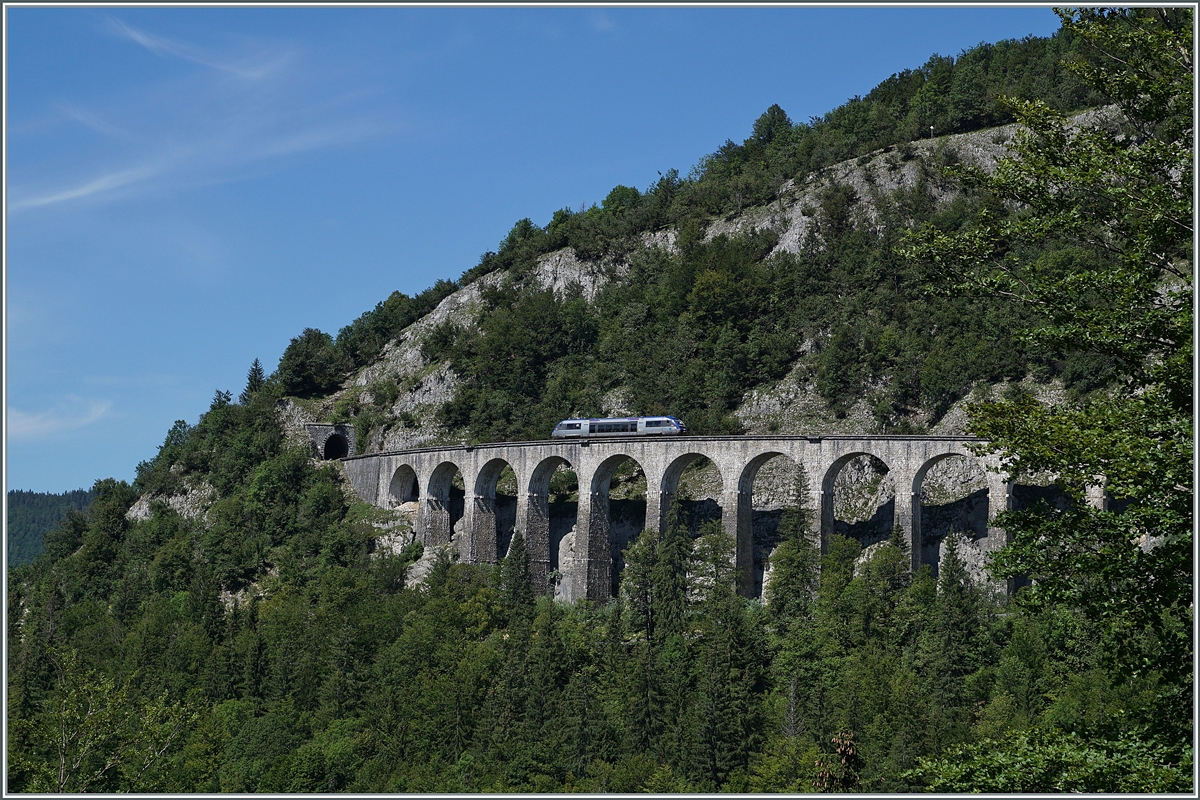 Der SNCF X 73657 ist als als TER 895511 von Dole nach St-Claude unterwegs und fährt auf dem Weg nach Morez über den aus zehn Bogen bestehenden und in einer langen Kurve liegenden 165 Meter langen Viaduc des Crottes. Da die Gegend stark bewaldet ist, war es nicht einfach eine geeignete Fotostelle zu finden. Doch die Streckenführung ist so faszinierend, dass ich mich schon jetzt auf eine weiteren Besuch freue und auch schon Ansätze für das Auffinden weiterer Fotostellen habe.

10. August 2021