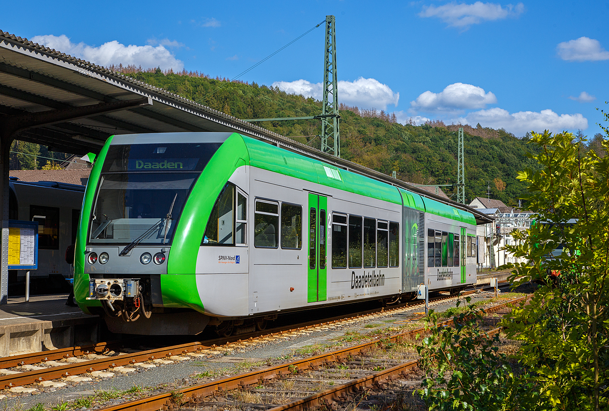 
Der Stadler GTW 2/6 (95 80 0946 418-0 D-WEBA / 95 80 0646 418-3 D-WEBA / 95 80 0946 918-9 D-WEBA) der Westerwaldbahn (WEBA), ex VT 118 der Hellertalbahn, steht am 27.08.2020, als RB 97  Daadetalbahn   (Betzdorf/Sieg – Daaden), im Bahnhof Betzdorf/Sieg zur abfahrt bereit.
