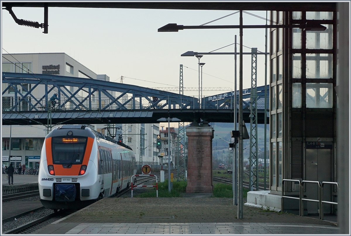 Der SWEG ET 150 (Hamster) verlässt an deine Wintermorgen Freiburg in Richtung Staufen.

30. Nov 2016