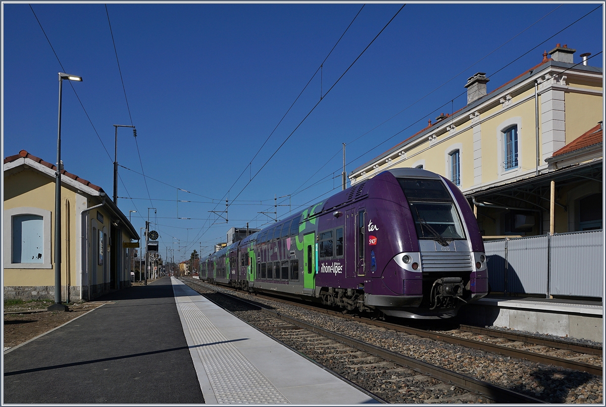 Der TER 96586 von Evian nach Lyon wird mit einem Z 26500 in einer besonderen Farbgebung gefahren. Das Bild zeigt den Z 26626 beim Halt in Thonon les Bains.

23. M�rz 2019