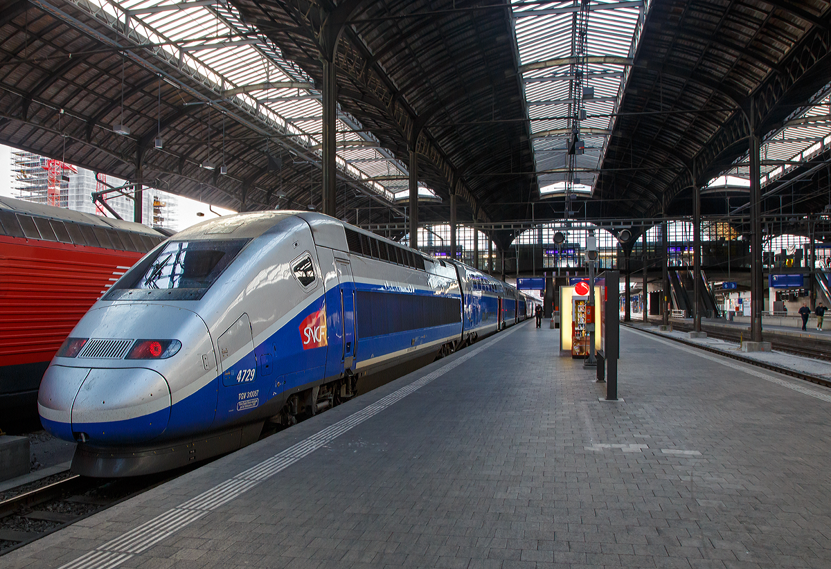 
Der TGV 4729 (TGV 310057), ein TGV Euroduplex 2N2, steht am 16.09.2017 als TGV Lyria 9230 nach Paris Gare de Lyon, via Mulhouse Ville und Belfort-Montbéliard TGV, im Bahnhof Basel SBB zur Abfahrt bereit.