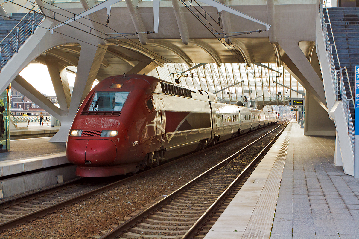 
Der Thalys 4332 PBKA (TGV 42320) K�ln - Br�ssel - Paris (Umlauf THA 9424) am 18.10.2014 beim Halt im Bahnhof L�ttich-Guillemins. 

Die 17 vorhandenen Thalys PBKA sind zus�tzlich in der Lage, im deutschen Netz mit 15 kV, 16,7 Hz Wechselstrom und einer Leistung von 4460 kW zu fahren. Das Design ihrer Triebk�pfe lehnt sich an den TGV Duplex an. Sie bedienen seit dem 14. Dezember 1997 K�ln. 

Von den 17 Einheiten befinden sich sieben im Eigentum der NMBS/SNCB, sechs geh�ren der SNCF, je zwei der NS und der Deutschen Bahn. Die beiden PBKA-Einheiten Nr. 4321 und 4322 befinden sich im Eigentum der Deutschen Bahn und werden dort intern, wie alle Thalys-PBKA-Triebz�ge, als „Baureihe 409“ bezeichnet. Sie sind Bestandteil des Fahrzeugparks der Belgischen Staatsbahn. Der hier gezeigte Triebzug 4332 ist Eigentum der NS - Nederlandse Spoorwegen  (Niederl�ndischen Staatsbahn).

Technische Daten: Thalys PBKA
Baureihe 43.000 (Frankreich) / Baureihe 409 (Deutschland)
Hersteller:	Alstom
Baujahre:	1993 - 1997
Spurweite: 1.435 mm
Achsfolge:  Bo'Bo'+2'(2)(2)(2)(2)(2)(2)(2)2'+Bo'Bo'
Anzahl der Achsen / davon angetrieben: 26 / 8
Triebzugl�nge: 200 m
Breite der Mittelwagen: 2.750 mm
Anzahl der Mittelwagen: 8 Mittelwagen
Stromsysteme: 25 kV / 50 Hz AC, 15 kV / 16 2/3 Hz AC, 1,5 kV und 3 kV DC
Technisch zugelassene H�chstgeschwindigkeit:  320 km/h
H�chstgeschwindigkeit im Plandienst: 300 km/h
Antriebsleistung des Zuges:	
8.800 kW (unter 25 kV 50 Hz), 
4460 kW (unter 15 kV 16 2/3 Hz) und 
3680 kW (unter 3 kV und 1,5 kV) 
Leergewicht:  416 t
