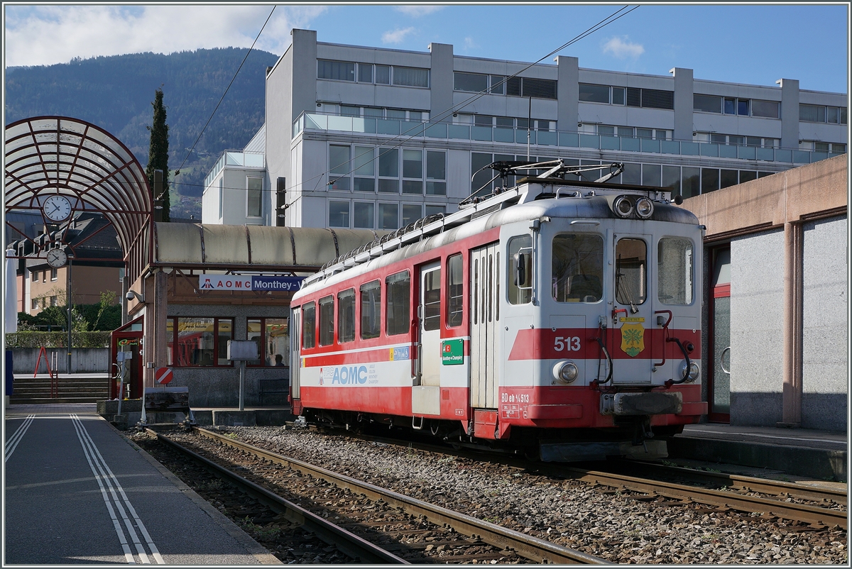 Der TPC AOMC BDeh 4/4 513  Monthey  steht in Monthey Ville. gem�ss seinem gr�nen Zuglaufschild wird der Triebwagen wohl zur Hauptverkehrszeit f�r einen Zusatzzug nach Champ�ry verwendet. 

7. April 2016