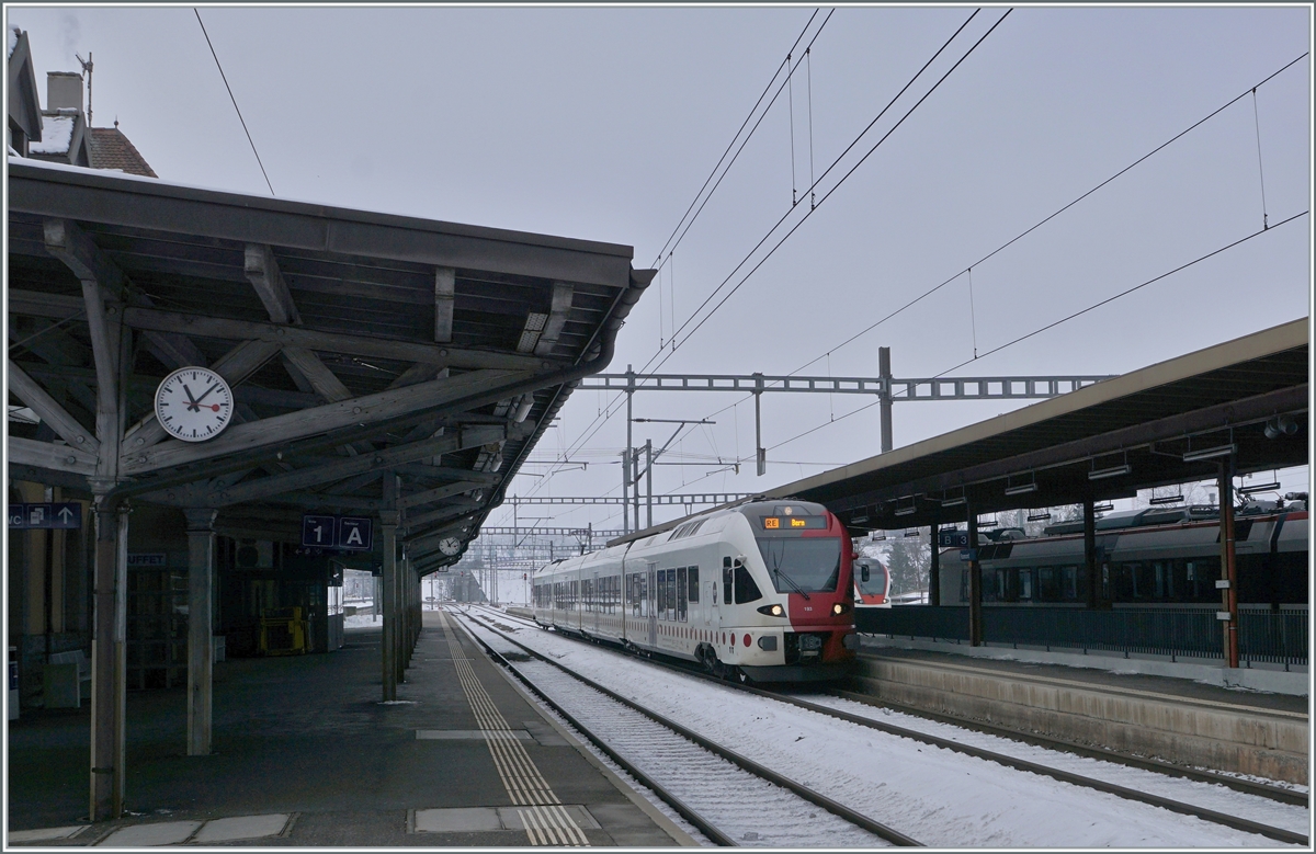 Der TPF RABe 527 193 erreicht als RE Bulle - Bern den Bahnhof von Romont.

22. Dez. 2021