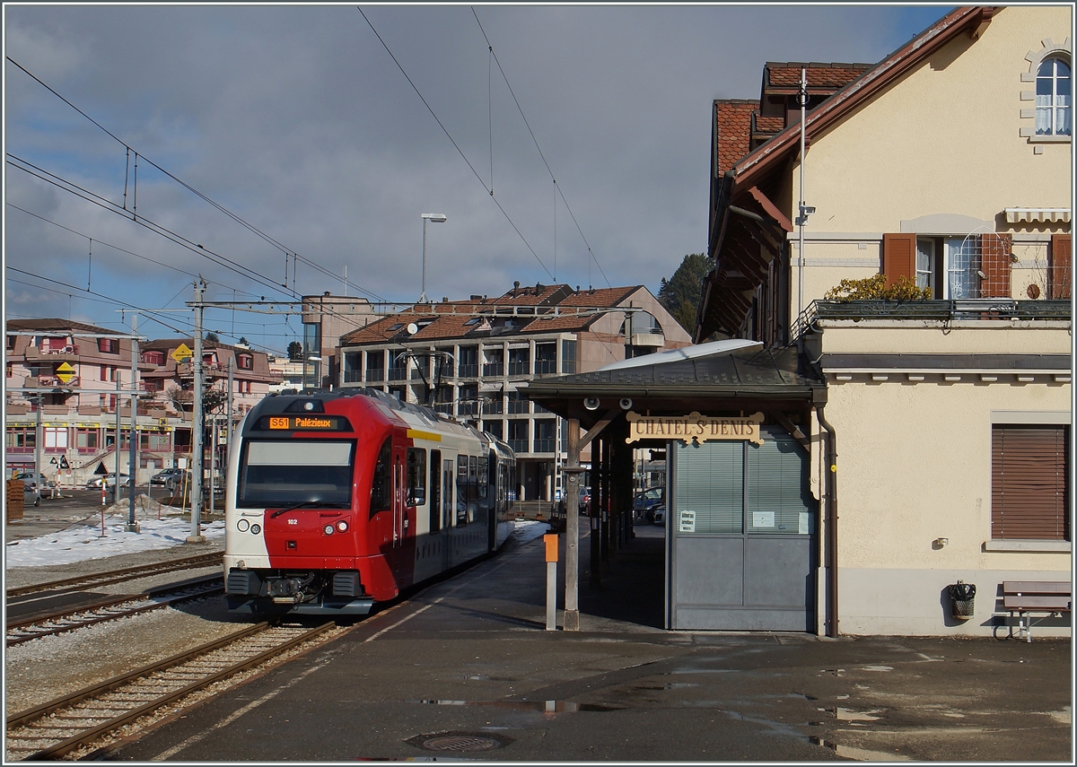 Der TPF SURF (S�rie Unifi�e Romande pour R�seau Ferr� m�trique) ABe 2/4 102 und Be 2/4 102 (mit Zwischenwagen) verlassen als S 51 104859 Ch�tel St-Denis mit dem Ziel Pal�zieux. 
29. Jan. 2016