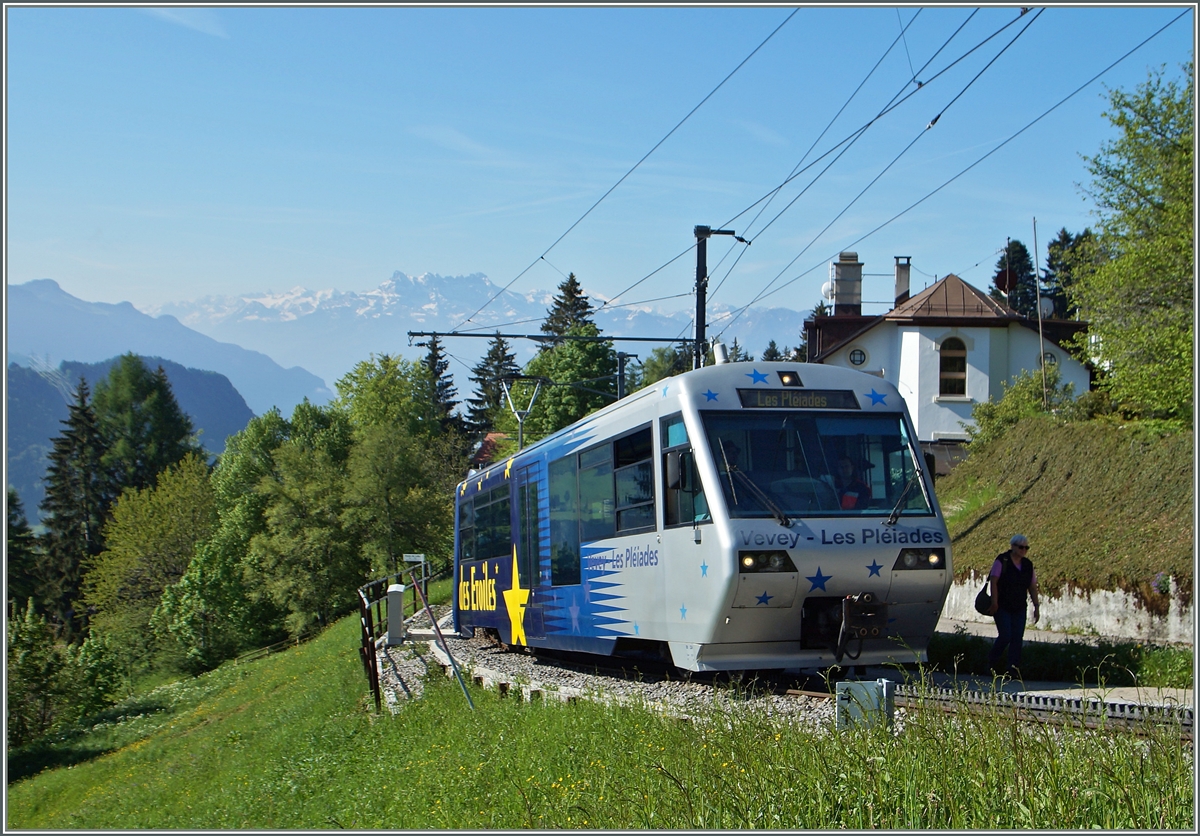 Der  Train des Etoiles  (Bhe 2/4 71 und Bt) hat Lally verlasen und fährt nun bergwärts Richtung Les Pléiades.
18. Mai 2015