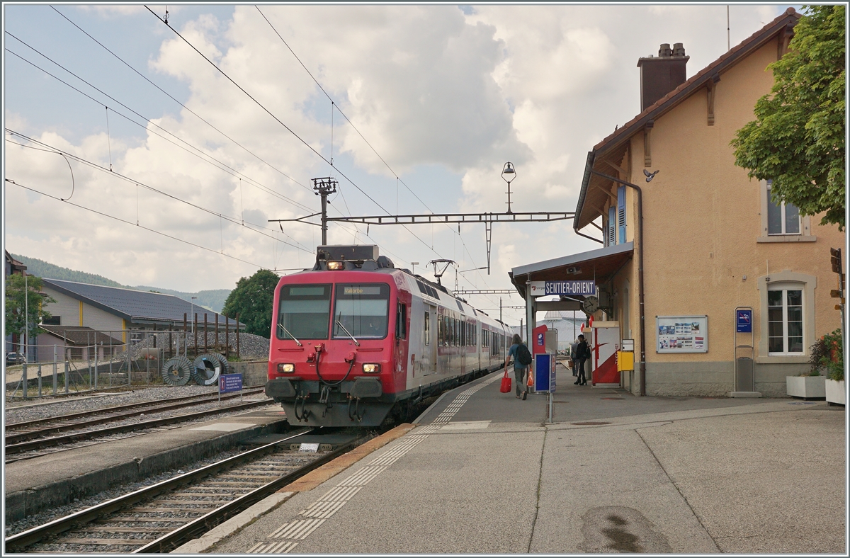 Der TRAVYS RBDe 560 384-0 (RBDe 560 DO TR 94 85 7560 384-0 CH-TVYS)  Lac de Brenet  hat als Regionalzug 6016 Sentier Orient erreicht und wird nach Vallorbe weiterfahren. 

16. Juni 2022