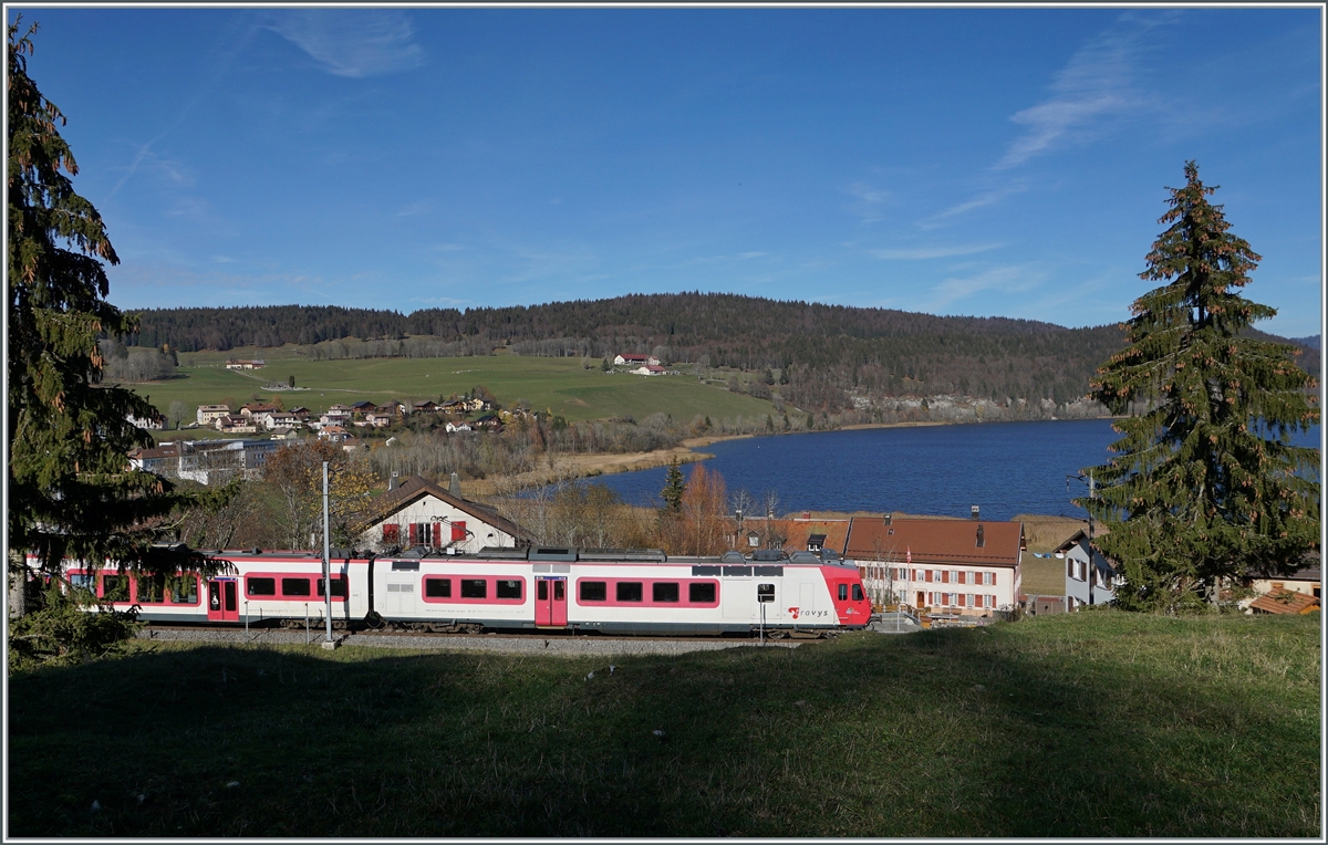 Der TRAVYS Regionalzug 6020 mit einem RBDe 560 an der Spitze beim Verlassen von Les Charbonnières.
Wenn man den Tannen im Bild (und vielen andern) glauben soll, steht ein strenger Winter bevor. Im Hintergrund des Bildes der Lac Brenet.
 
14. November 2020