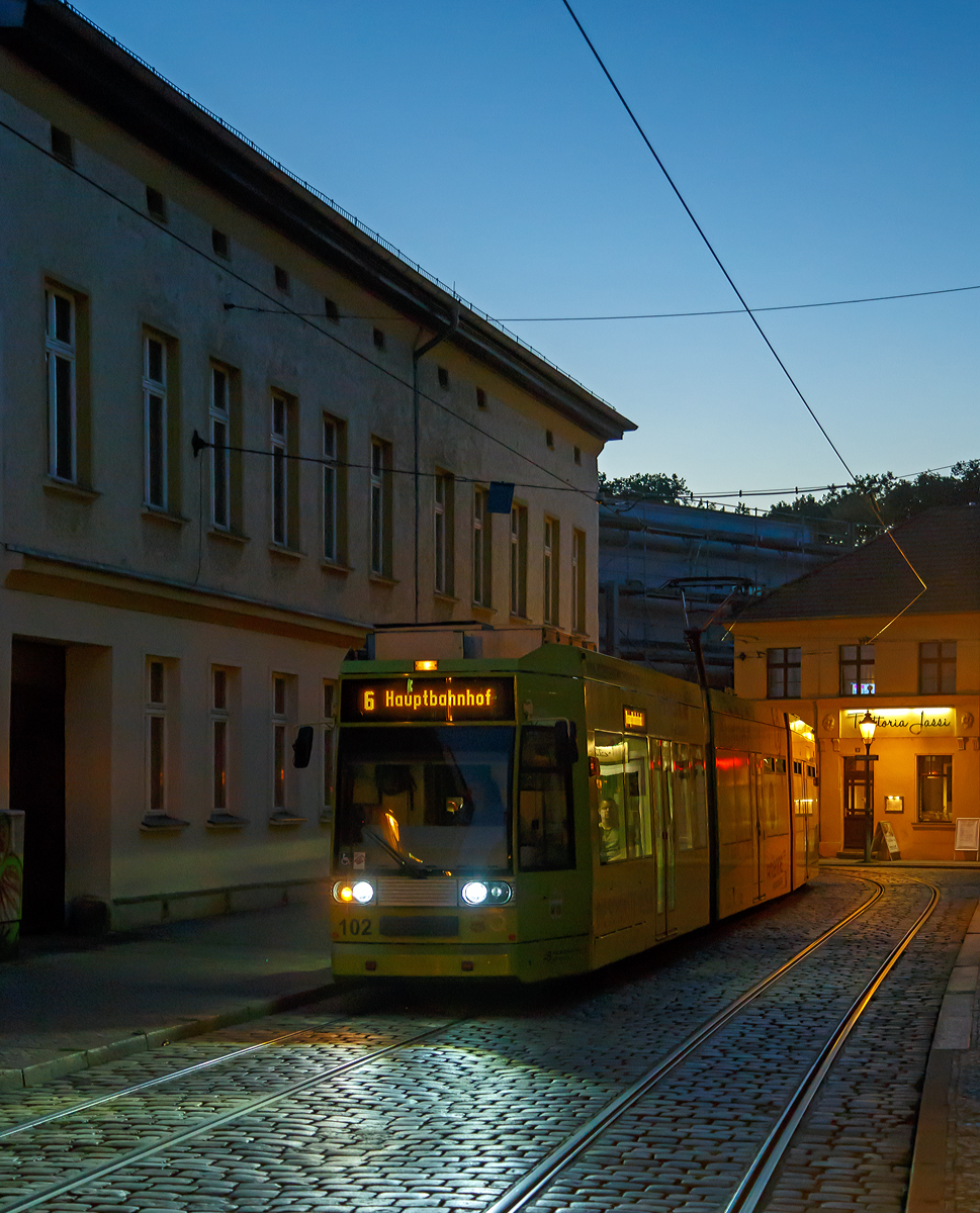 
Der Triebwagen 102 der VBBr (Verkehrsbetriebe Brandenburg an der Havel GmbH), ein DUEWAG-Niederflur-Gelenktriebwagen vom Typ MGT6D, erreicht am 18.09.2018, als Linie 6 zum Hauptbahnhof, die Haltestelle Ritterstraße/Museum.  

Der Zweirichtungstriebwagen ist ein 1995 von DUEWAG und Siemens gebauter Niederflur-Gelenktriebwagen vom Typ MGT6D der Bauart NGT6 (6xGlNfTwZR).