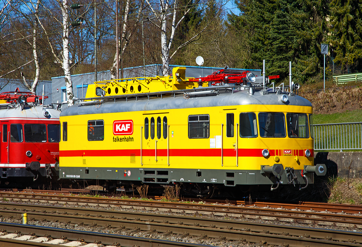 
Der Turmtriebwagen 99 80 9636 003 2 D-KAF  Hans  der KAF SigBahnTec GmbH (Kreuztal), ex TVT 701 089-5 der VEB (Vulkan-Eifel-Bahn Betriebsgesellschaft mbH), ex DB 701 089-5, ex Deutsche Bahn Nürnberg 6319, ist am 04.04.2020 in Kreuztal abgestellt.

Der Turmtriebwagen (TVT) wurde 1963 bei WMD (Waggon- und Maschinenbau GmbH) in Donauwörth unter der Fabriknummer 1504 gebaut. Bei der DB war er in Ansbach und Nürnberg beheimatet. Nach der Ausmusterung 2004 kam er 2008 zur VEB - Vulkan-Eifel-Bahn in Gerolstein, wo er für die Instandhaltungsarbeiten auf der Eifelquerbahn eingesetzt. Nach einer umfassenden Instandsetzung und Neulackierung durch die Werkstatt der VEB erfolgte am 20.01.2020 die Übergabe an den neuen Eigentümer KAF Falkenhahn.

Die Turmtriebwagen der DB-Baureihen 701 sind eine Serie von Bahndienstfahrzeugen der Deutschen Bundesbahn, die Fahrzeuge aus den erfolgreich produzierten Uerdinger Schienenbussen abgeleitet nicht zuletzt um die Ersatzteilhaltung zu vereinfachen. 

In den 1950er Jahren wurde das Netz der Deutschen Bundesbahn zunehmend elektrifiziert. Damit entstand ein Bedarf an Fahrzeugen zur Installation und Instandhaltung der Fahrleitung. Deshalb beschaffte die Deutsche Bundesbahn insgesamt 167 überwiegend zweimotorige moderne Wartungsfahrzeuge für diesen Zweck. Der VT 55 (ab 1968 Baureihe 701) entstand auf Basis des Schienenbusses VT 98 (ab 1968 Baureihe 798). Hersteller war die Waggon- und Maschinenbau GmbH in Donauwörth.

Zwischen den Führerständen befindet sich ein 26 m² großer Aufenthaltsraum mit einer Werkstatt. Dort sind Regale, eine Werkbank sowie eine Sitz- und Waschgelegenheit montiert, auch der Zugang zur Kanzel zur Beobachtung der Fahrleitung befindet sich dort. Die einzige Änderung des Wagenkastens im Vergleich zur BR 798 ist die Erhöhung des Daches.

Auf dem Dach befindet sich ein Stromabnehmer zur Erdung und Prüfung der Fahrleitung. Das Dach wird fast vollständig von einer hydraulisch heb- und schwenkbaren Arbeitsbühne bedeckt. Die Arbeitsbühne kann mit bis zu 300 Kilogramm beladen werden. Auch eine Beobachtungskanzel und Suchscheinwerfer wurden auf dem Dach angebracht.

TECHNISCHE DATEN:
Achsformel: AA
Spurweite: 1.435 mm (Normalspur)
Länge über Puffer: 13.950 mm
Achsabstand: 6.000 mm
Dienstgewicht: 24,6 t
Motor: 6-ZylinderUnterflur 4-Takt-Dieselmotor
Motorleistung  2 x 110 kW (150 PS) bei 1.900 U/min
Höchstgeschwindigkeit: 90 km/h
Kupplungstyp: Schraubenkupplung

Spätere Umbauten:
Einige 701 der DB Netz Instandhaltung wurden später zu Oberleitungsmesswagen (Diagnose VT) umgerüstet und tragen statt der Arbeitsbühne einen zweiten Stromabnehmer auf dem Dach. Sie werden zur Inspektion der Oberleitung eingesetzt, sollen aber aufgrund der geringen Höchstgeschwindigkeit von 90 km/h zeitnah ausgemustert werden.
