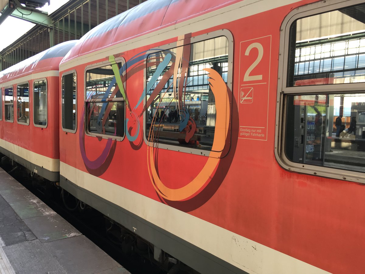 Der Ulmer 22-34 249 -9 Bnrz 451.4 war am 05.05.17 im IRE Stuttgart - Tübingen eingereiht.

Dieser Wagen trägt die Beschriftung  3 Löwen Takt RadExpress  und an den enden des Wagens wurde ein Fahrrad  aufgepinselt  wie hier zu sehen ist.