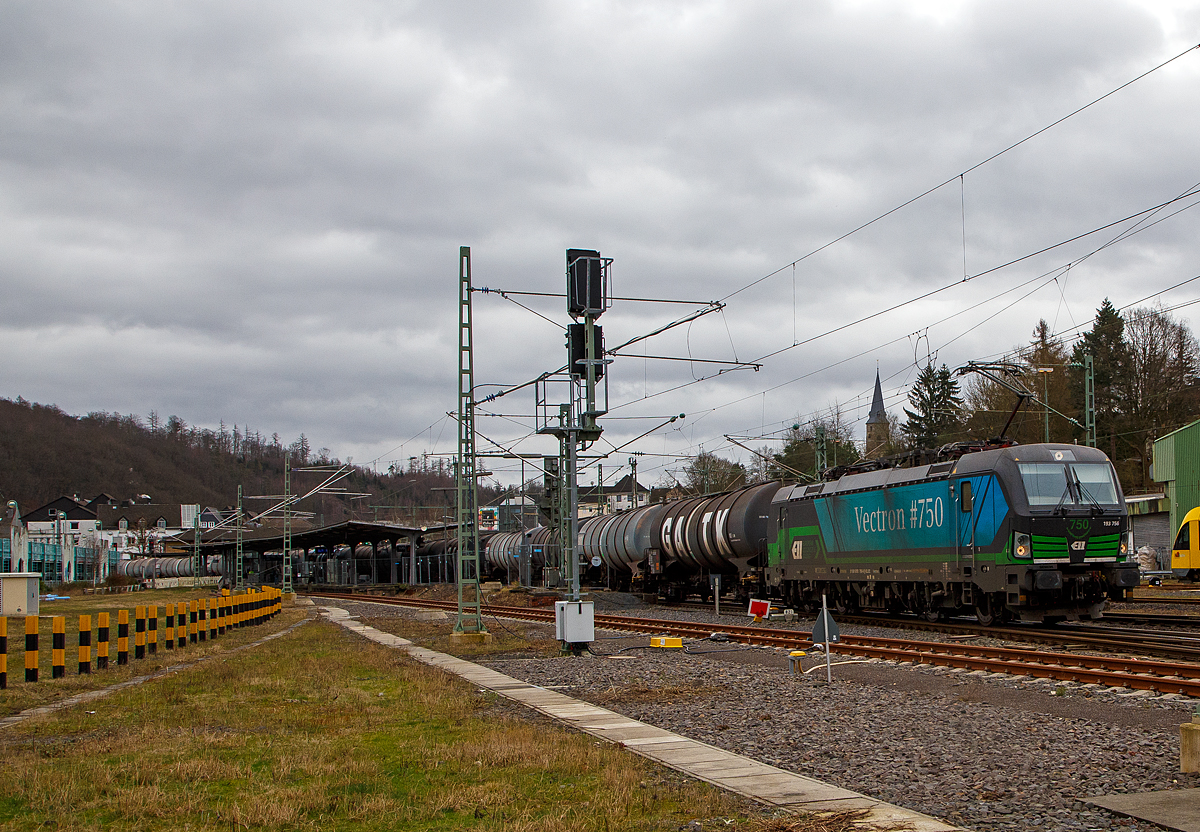 Der Vectron #750, die an die RTB CARGO GmbH vermietete Siemens Vectron MS der ELL - European Locomotive Leasing (Wien) 193 756 (91 80 6193 756-4 D-ELOC) fährt am 22.02.2022, mit einem Ethanol beladenen Kesselwagenzug (gemäß  Gefahrguttafel 33/1170), durch Betzdorf (Sieg) in Richtung Köln.

Die Siemens Vectron MS wurde 2019 von Siemens Mobilitiy in München-Allach unter der Fabriknummer 22683 gebaut und an die ELL, den Vectron Kunden, geliefert. Es war der 750. Vectron der von Siemens gebaut wurde.