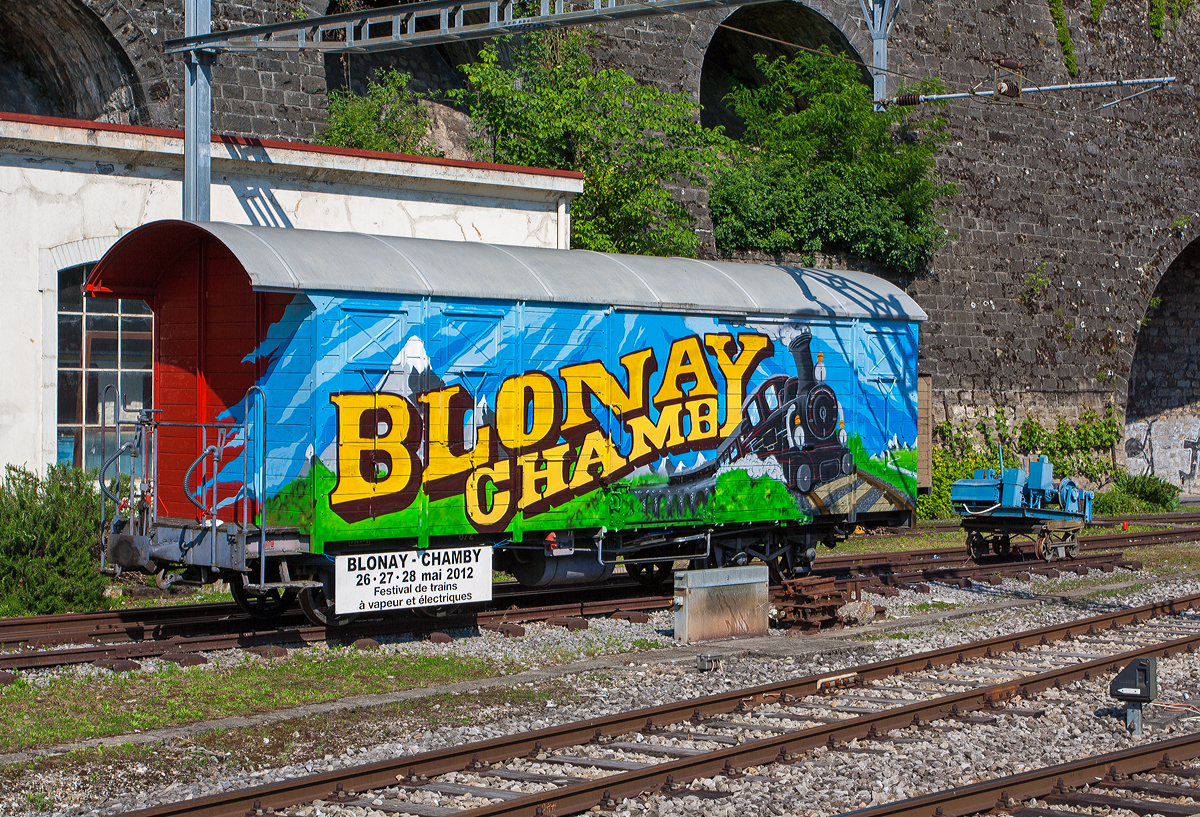 Der vierachsige gedeckte Güterwagen GMF K 672 (der Werbewagen der Museumsbahn Blonay-Chamby, tpf Gak 672, ex GMF K 672, ist am 26.05.2012 beim Bahnhof Vevey abgestellt.

Der ursprüngliche Wagen mit einer offenen Plattform wurde 1919 von SWS (Schweizerische Wagons- und Aufzügefabrik AG) gebaut und 1955 von den Werkstätten der GMF (Chemins de fer fribourgeois Gruyère–Fribourg–Morat) selbst, unter Verwendung von Teilen des OM 930, umgebaut. Im Jahr 2012 ging er von der tpf (Transports publics fribourgeois) an die Museumsbahn.

TECHNISCHE DATEN:
Typ: K4
Baujahr: 1919 / 1955
Hersteller: SWS / GMF
Spurweite: 1.000 mm (Meterspur)
Achsanzahl: 4 (Achsfolge 2'2')
Länge über Puffer: 10.390 mm
Rahmenlänge: 9.390 mm
Drehzapfenabstand: 5.300 mm
Achsabstand im Drehgesell: 1.200 mm
Eigengewicht: 9.800 kg
Nutzlast: 15.000 kg
