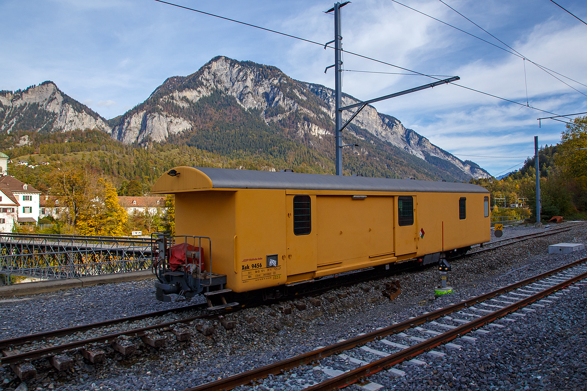 Der vierachsige Werkstattwagen mit einer offenen Plattform RhB Xak 9456 am 01.11.2019 abgestellt beim Bahnhof Reichenau-Tamins (aufgenommen aus einem Zug heraus). Der Wagen ist der ehemalige Postwagen Z 95 mit einer offenen Plattform.

TECHNISCHE DATEN
Hersteller:  SWF
Baujahr: 1966
Lebenslauf: ex Z 95 bis 2001, ex Z 13095 bis 2003
Spurweite: 1.000 mm
L�nge �ber Puffer:  16.870 mm 
zul�ssige Geschwindigkeit: 90 km/h
Eigengewicht:  18 t
Ladegewicht:  9 t
Ladefl�che: 34,1 m�
