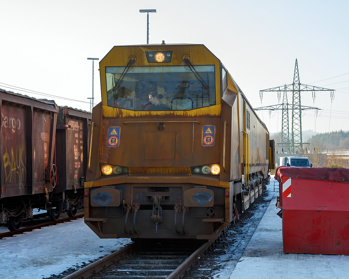 
Der Vossloh Hochgeschwindigkeitsschleifzug HSG - 2 (Vossloh High Speed Grinding), Schweres Nebenfahrzeug Nr. D-VMRS 9980 9527 002-6, der Vossloh Mobile Rail Services GmbH (Bützow), abgestellt am 22.01.2017 beim ICE-Bahnhof Montabaur.
