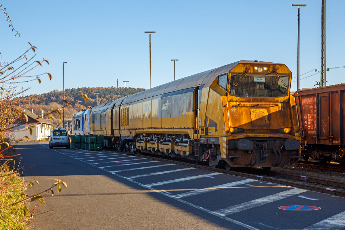 
Der Vossloh Hochgeschwindigkeitsschleifzug HSG – 2, Schweres Nebenfahrzeug Nr. 99 80 9527 003-4 D-VMRS, der Vossloh High Speed Grinding GmbH (Bützow), abgestellt am 18.11.2018 beim ICE-Bahnhof Montabaur.

Der Schleifzug wurde 2015 von Vossloh unter der Fabriknummer HSG-2-03 gebaut. Die EBA-Nummer lautet 10 C04A003.

Einfache Schieneninstandhaltung im Fahrplan.
Achslasten, hohe Geschwindigkeiten, Lasttonnen aber auch starkes Beschleunigen und Bremsen führen durch den Rad-Schiene-Kontakt zu Defekten, etwa in Form von Head Checks, Riffeln oder Schlupfwellen an der Schiene. 

Das Vossloh High Speed Grinding (HSG) behebt nicht nur leichte bis mittlere Schienenfehler, sondern beugt dem Fehlerwachstum zuverlässig vor und verlängert so die Schienenlebensdauer um bis zu 100 %. Dank der hohen Arbeitsgeschwindigkeit des HSG-2 von bis zu 80 km/h lässt er sich flexibel in den Fahrplan einpassen, ganz ohne Streckensperrungen und Streckenvorbereitungen. Die revolutionäre Technik des HSG-2 ermöglicht Non-Stop Schleifen von bis zu 60 km Schienenstrecke, sorgt darüber hinaus für nahezu funken- und staubfreies Arbeiten und mindert effektiv Geräuschemissionen durch Zugverkehr von 3 bis 10 Dezibel.

Neben der reinen Schienenbearbeitung ist der Schleifwagen auch Diagnosefahrzeug. Der mit Messtechnik ausgerüstete HSG-2 erfasst bei jeder Überfahrt den Schienenzustand und schafft so die Daten-Basis für Smart Maintenance, unser revolutionär effizientes Instandhaltungs-Konzept .

TECHNISCHE DATEN:
Spurweite: 1.435 mm
Achsfolge:  unbek.
Anzahl der Achsen: 8 (in 4 Drehgestelle, vom Typ ELH RC25NT)
Länge über Puffer:  44.280 mm 
Drehzapfenabstand: 2 x 14.600 mm
Achsabstand im Drehgestell: 1.800 mm 
Eigengewicht:  120.000 kg
Nutzlast: 32 t
max. Achslast: 23 t (Zul. Streckenklasse C2/CM2 und höher)
Höchstgeschwindigkeit: 120 km/h (Im Schleifbetrieb 80 km/h)
Motorleistung: unbek.
Laufkreisdurchmesser: 920 m
Kleister befahrbarer Gleisbogen: R 150 m
Zur Mitfahrt zugel. Personen: 5
Max. Anhängelast: - t
Tankinhalt: 3.600 l (Diesel)
Arbeitsrichtung: beidseitig
Anzahl der Schleifsteine: 96

Mit dem Hochgeschwindigkeitsschleifzug HSG-2 ermöglicht Vossloh den Netzbetreibern Schienenpflege im Fahrplan. Der gezielte Abtrag der aufgehärteten Schienenoberfläche mit High Speed Grinding beugt Head Checks oder Verriffelungen vor, und die stufenlose Anpassung der Schleifaggregate bietet eine Optimierung des Schienenquerprofils – bei bis zu 80 km/h Arbeitsgeschwindigkeit!  
Die Absaugtechnik fängt den Materialabtrag auf; die Staubbehälter fassen sechs Tonnen. Der Prozess wird exakt überwacht, und die Arbeitsergebnisse werden dokumentiert. Dank modularer Bauweise lassen sich zudem zwei Schleifzüge zu einer noch leistungsfähigeren twin-Version koppeln.

Maschinenleistung:
Abtrag: ca. 50 µm pro Überfahrt, Rauhigkeit Ra < 8 µm
Arbeitsgeschwindigkeit: 60 bis 80 km/h
Reichweite: ca. 100 km pro Schicht
Weichen werden ohne Einschränkung durchfahren, von der Bearbeitung aber ausgespart, Schaltmittel/Bahnübergänge müssen nicht ausgebaut werden.

Quelle: Vossloh Rail Service GmbH und eigene Sichtung.

