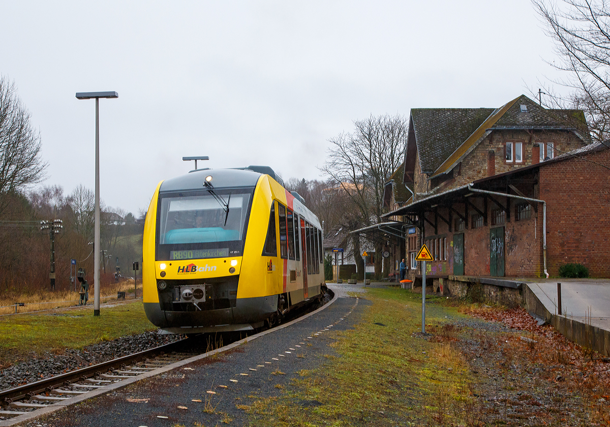 
Der VT 251 (95 80 0648 151-8 D-HEB / 95 80 0648 651-7 D-HEB) der HLB (Hessische Landesbahn), ein Dieseltriebzug vom Typ Alstom Coradia LINT 41 am 04.01.2018 beim Halt im Bahnhof Hachenburg. Der Triebzug f�hrt als RB 90  Westerwald-Sieg-Bahn  die Verbindung Westerburg – Altenkirchen, eigentlich weiter �ber Au (Sieg) und Betzdorf nach Siegen. Aber aufgrund von Unwettersch�den durch das Sturmtief Burglinde, war die Bahnstrecke Altenkirchen – Au (Sieg) gesperrt. 