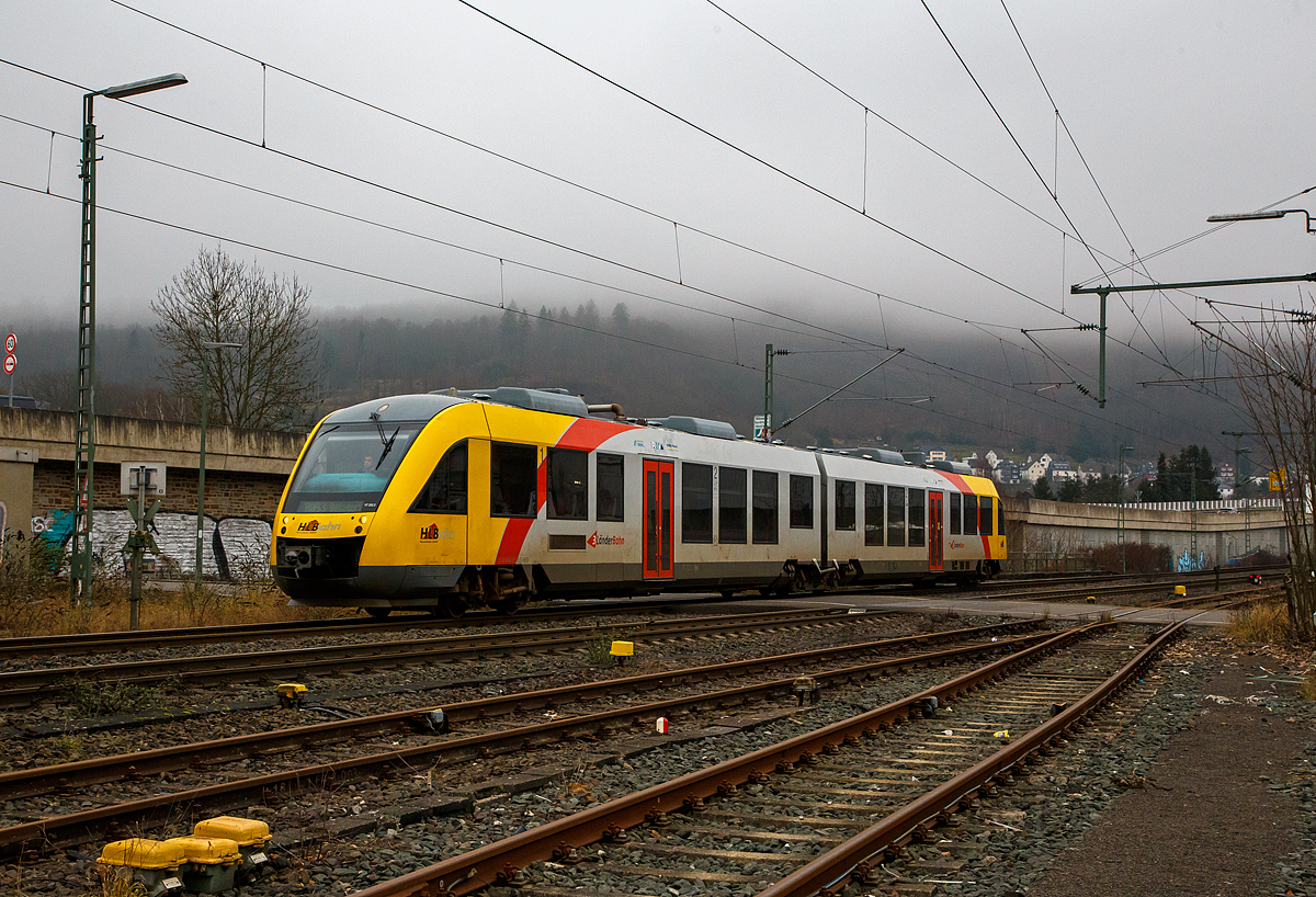 Der VT 252 (95 80 0648 152-6 D-HEB / 95 80 0648 652-5 D-HEB) ein Alstom Coradia LINT 41 der HLB (Hessische Landesbahn), ex Vectus VT 252, erreicht am 25.01.2022 bald den Bahnhof Niederschelden. Er fährt als RB 93  Rothaarbahn  die Verbindung Bad Berleburg - Kreuztal - Siegen – Betzdorf.

Der Alstom Coradia LINT 41 wurde 2004 von Alstom (vormals Linke-Hofmann-Busch GmbH (LHB)) in Salzgitter unter der Fabriknummer 1188-002 gebaut und an die vetus geliefert.