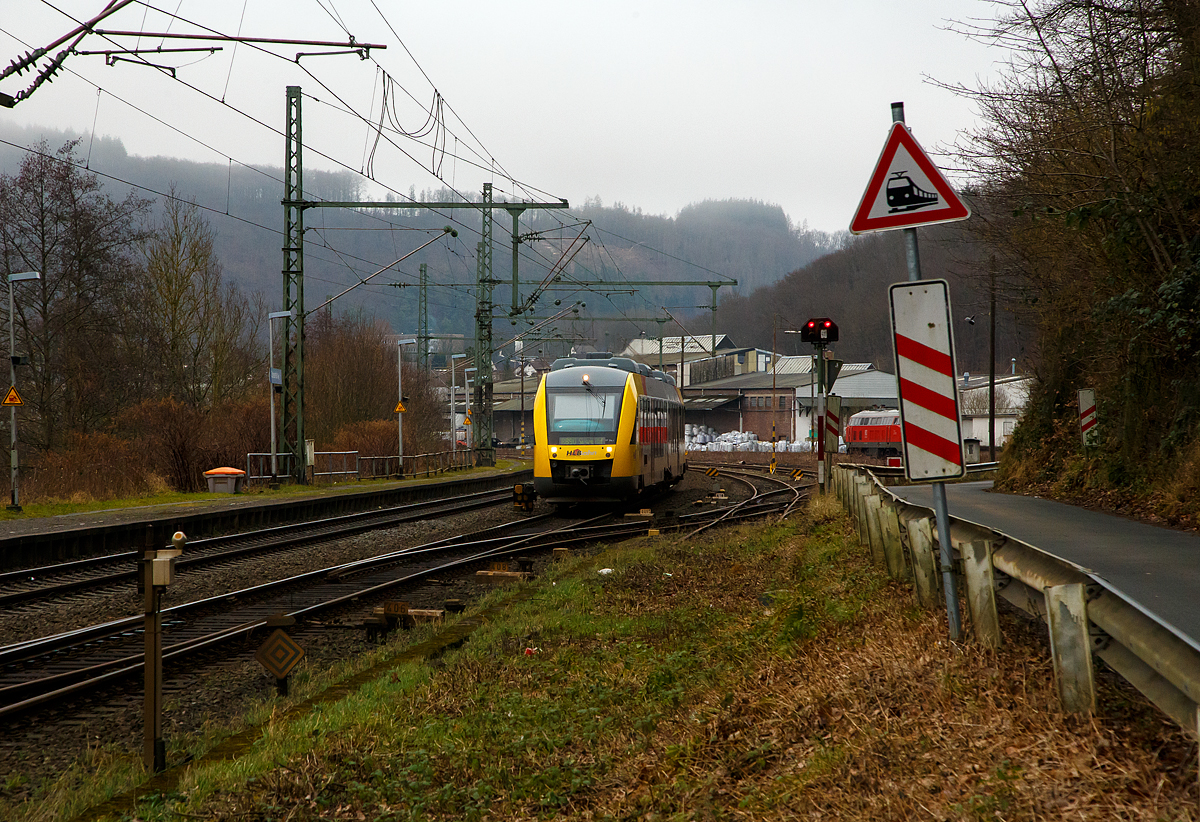 Der VT 254 (95 80 0648 154-2 D-HEB / 95 80 0648 654-1 D-HEB) ein Alstom Coradia LINT 41 der HLB (Hessische Landesbahn), ex Vectus VT 254, verl�sst am 15.01.2022, als RB 90  Westerwald-Sieg-Bahn  Altenkirchen – Au – Betzdorf – Siegen Hbf, Scheuerfeld (Sieg) und f�hrt weiter in Richtung Betzdorf (Sieg).

Einen lieben Gru� an den Tf zur�ck, der f�r mich die Lichter kurz ge�ndert hatte. 

Der Triebwagen bef�hrt die zweigleisige Siegstrecke. An der Weiche vor dem VT ist der Abzweig zum Kleinbahnhof und Rbf der Westerwaldbahn des Kreises Altenkirchen GmbH (WEBA). So sind die Gleisanlagen rechts vom VT der WEBA. Am Kleinbahnhof beginnt auch die Bahnstrecke Scheuerfeld–Bindweide-(Emmerzhausen). 

Neben G�terverkehr auf der Stammstrecke (Scheuerfeld (Sieg) – Bindweide – Oberdreisbach) f�hrte die Westerwaldbahn auch G�terverkehr auf der Siegstrecke oder der Dillstrecke durch. Die Abwicklung der G�terabfertigung sowie der Fahrten erfolgte im Auftrag der DB Cargo. Im Juni 2017 beschloss der Kreistag Altenkirchen die Einstellung des G�terverkehrs durch die kreiseigene Westerwaldbahn. 

So f�hrt die Westerwaldbahn GmbH heute nur noch Schienenpersonennahverkehr auf der Linie RB 97 Betzdorf (Sieg) – Daaden (Daadetalbahn), mit zwei Stadler GTW 2/6 die von der Hellertalbahn GmbH �bernommen wurden. 