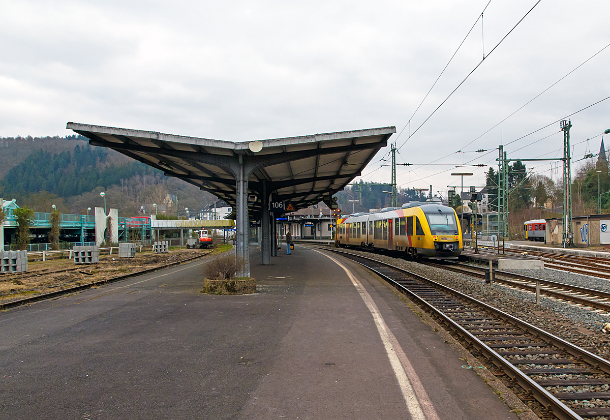 
Der VT 262 (95 80 0648 162-5 D-HEB / 95 80 0648 662-4 D-HEB) ein Alstom Coradia LINT 41 der HLB (Hessische Landesbahn), ex Vectus VT 262, fährt am 13.03.2015, als RB 95  Sieg-Dill.Bahn  Au/Sieg - Siegen - Dillenburg in den Bahnhof Betzdorf/Sieg (Gleis 105) ein.

Links das Gleis 106 (Vorwiegend für Züge in Richtung Köln) und ganz links das noch stillgelegte Gleis 107, hier haben die Bauarbeiten für die Reaktivierung begonnen.