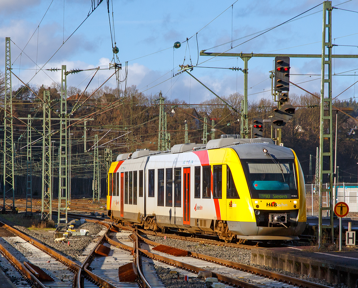 
Der VT 264 (95 80 0648 664-0 D-HEB / 95 80 0648 164-1 D-HEB) ein Alstom Coradia LINT 41 der HLB (Hessische Landesbahn), ex Vectus VT 264, fährt am 10.01.2016, als RB 90   Westerwald-Sieg-Bahn   (Westerburg - Altenkirchen - Au/Sieg - Betzdorf - Siegen) Umlauf HLB61718, in den Bahnhof Betzdorf/Sieg ein. 

Die Aufnahme konnte ich vom Bahnsteig (101/113) machen.