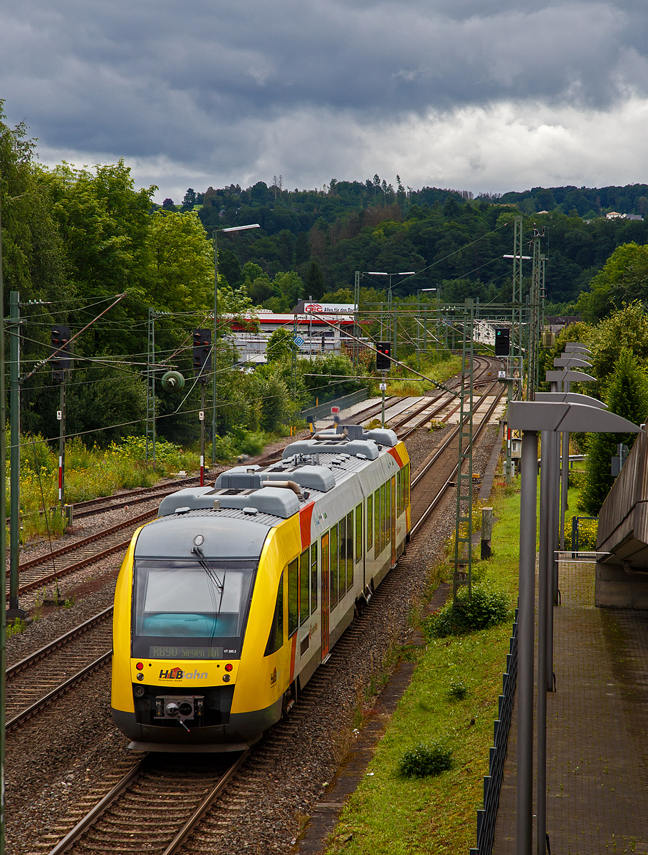 Der VT 265 (95 80 0648 165-8 D-HEB /95 80 0648 665-7 D-HEB) ein Alstom Coradia LINT 41 der HLB (Hessische Landesbahn), ex Vectus VT 265 , verlässt am 15.07.2021, als RB 90  Westerwald-Sieg-Bahn  (Altenkirchen- Au - Betzdorf - Siegen) den Bahnhof Wissen an der Sieg. Aufgenommen vom Parkdeck des Bahnhofes Wissen (Sieg).

Der Alstom Coradia LINT 41 wurde 2004 von Alstom (LHB) in Salzgitter unter der Fabriknummer 1188-015 für die vectus Verkehrsgesellschaft mbH gebaut, mit dem Fahrplanwechsel am 14.12.2014 wurden alle Fahrzeuge der vectus nun Eigentum der HLB.