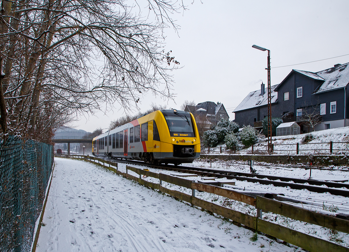 Der VT 502 (95 80 1648 102-9 D-HEB / 95 80 1648 602-8 D-HEB) ein Alstom Coradia LINT 41 der neuen Generation / neue Kopfform der HLB (Hessische Landesbahn GmbH) erreicht am 17.01.2021, als RB 96  Hellertalbahn  (Dillenburg - Haiger - Neunkirchen - Herdorf - Betzdorf), Umlauf 61778, bald den Bahnhof Herdorf.

Nochmals einen lieben Gruß an den freundlichen Tf zurück.