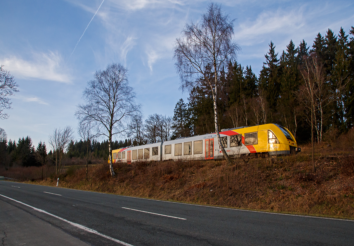 
Der VT 503 (95 80 1648 103-7 D-HEB / 95 80 1648 603-6 D-HEB) der HLB (Hessische Landesbahn GmbH), ein Alstom Coradia LINT 41 der neuen Generation / neue Kopfform, fährt am 06.02.2016, als RB 93  Rothaarbahn  (Bad Berleburg - Kreuztal -Siegen - Betzdorf), über die KBS 443  Rothaarbahn   in Richtung Kreuztal, hier zwischen Erndtebrück und Hilchenbach-Lützel.