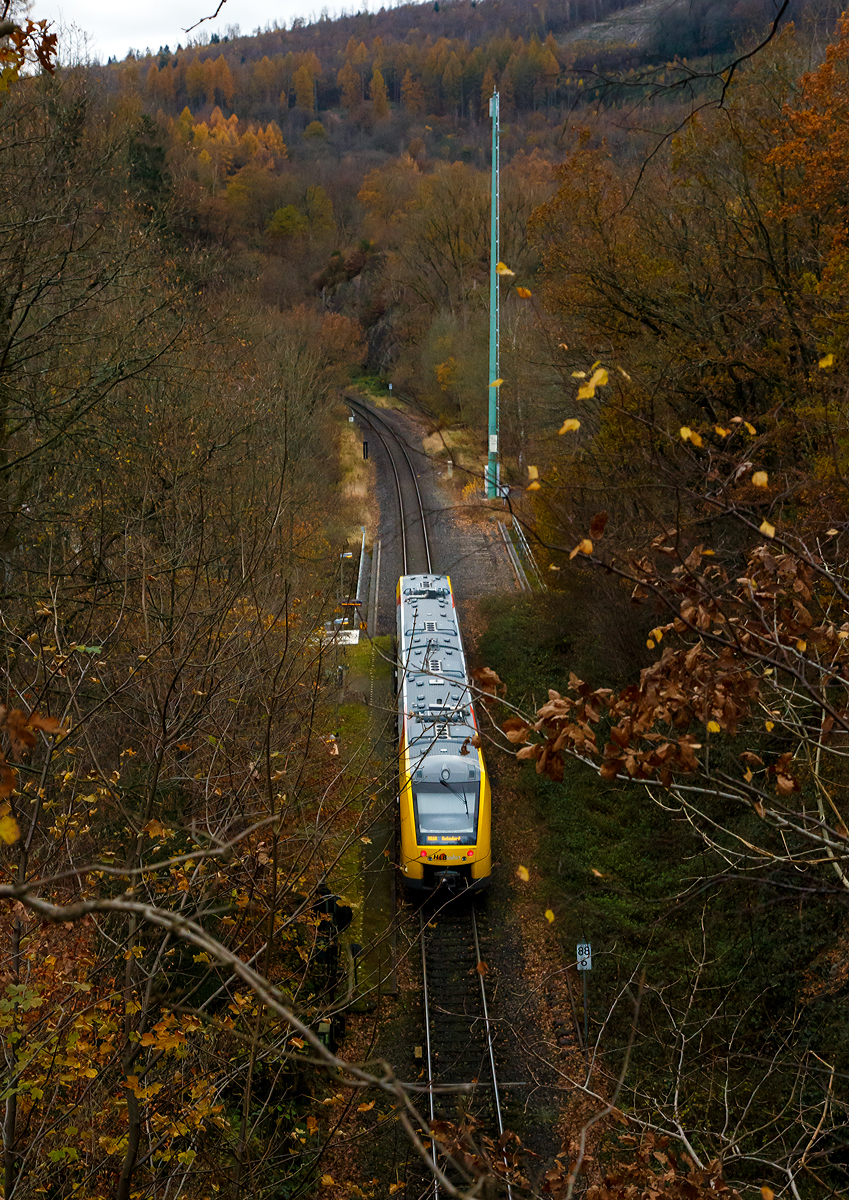 Der VT 505 (95 80 1648 105-2 D-HEB / 95 80 1648 605-1 D-HEB) ein Alstom Coradia LINT 41 der neuen Generation der HLB (Hessische Landesbahn GmbH) hat am 14.11.2021 den Herdorfer Tunnel (137 m lang) verlassen und durchf�hrt den Bedarfs-Haltepunkt Herdorf-K�nigsstollen erreicht nun den Bedarfs-Haltepunkt Herdorf-K�nigsstollen in Richtung Betzdorf (Sieg). .Er f�hrt als RB 96  Hellertalbahn  die Verbindung Neunkirchen - Herdorf - Betzdorf.
