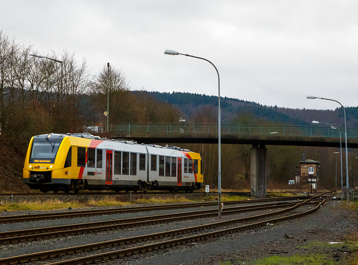 
Der VT 506 (95 80 1648 106-0 D-HEB / 95 80 1648 606-9 D-HEB) ein Alstom Coradia LINT 41 der neuen Generation der HLB (Hessische Landesbahn GmbH) hat am 24.12.2017 den Bahnhof Herdorf verlassen und f�hrt als RB 96  Hellertalbahn  weiter in Richtung Neunkirchen (Siegerland).