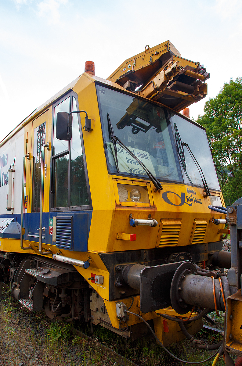 Detailbild von dem LINSINGER Schienenfr�szug SF 03 FFS, Schweres Nebenfahrzeug Nr. 99 80 9427 019-1 D-ALPHA (ex 97 33 07 502 18-5), der Alpha Rail Team GmbH & Co. KG, Berlin, abgestellt am 11.06.2016 in Betzdorf (Sieg).