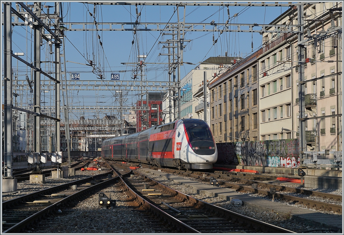 Dichter Verkehr mit wechselnder Spannung im westlichen Bahnhofskopf von Genève. Vor etlichen Jahren verkehrten ein paar SNCF Züge in Richtung Bellegarde (und weiter mit div. Ziel in Frankreich, sowie die SBB Gleichstrom BDe 4/4 nach La Plaine; ansonsten konzentrierte sich der Verkehr ab Genève mehrheitlich in Richtung Lausanne, selbst der EC J.J Rouseau nach Paris verkehrte von Genève via Lausanne und Vallorbe nach Paris. Mit dem Bau der Strecke nach Genève Aéroport und dem damit verbunden Rückbau der Strecke Genève - Châtelaine auf Einspur änderte die Situation, nun fuhren fast alle Züge von Lausanne kommend bis zum Flughafen. Um den im Laufe der Jahre aufkommenden Mehrverkehr aufzunehmen, sowie dem Léman Express zu verwirklichen, wurde erneut umgebaut, bzw. die Strecke so eingerichtet, dass Fahrstrasse und Stromsystem auf den jeweiligen Zug abgestimmt werden. Ein TGV Lyria mit dem Ziel Marseille verlässt Genève in Richtung Bellegarde.

19. Juli 2021