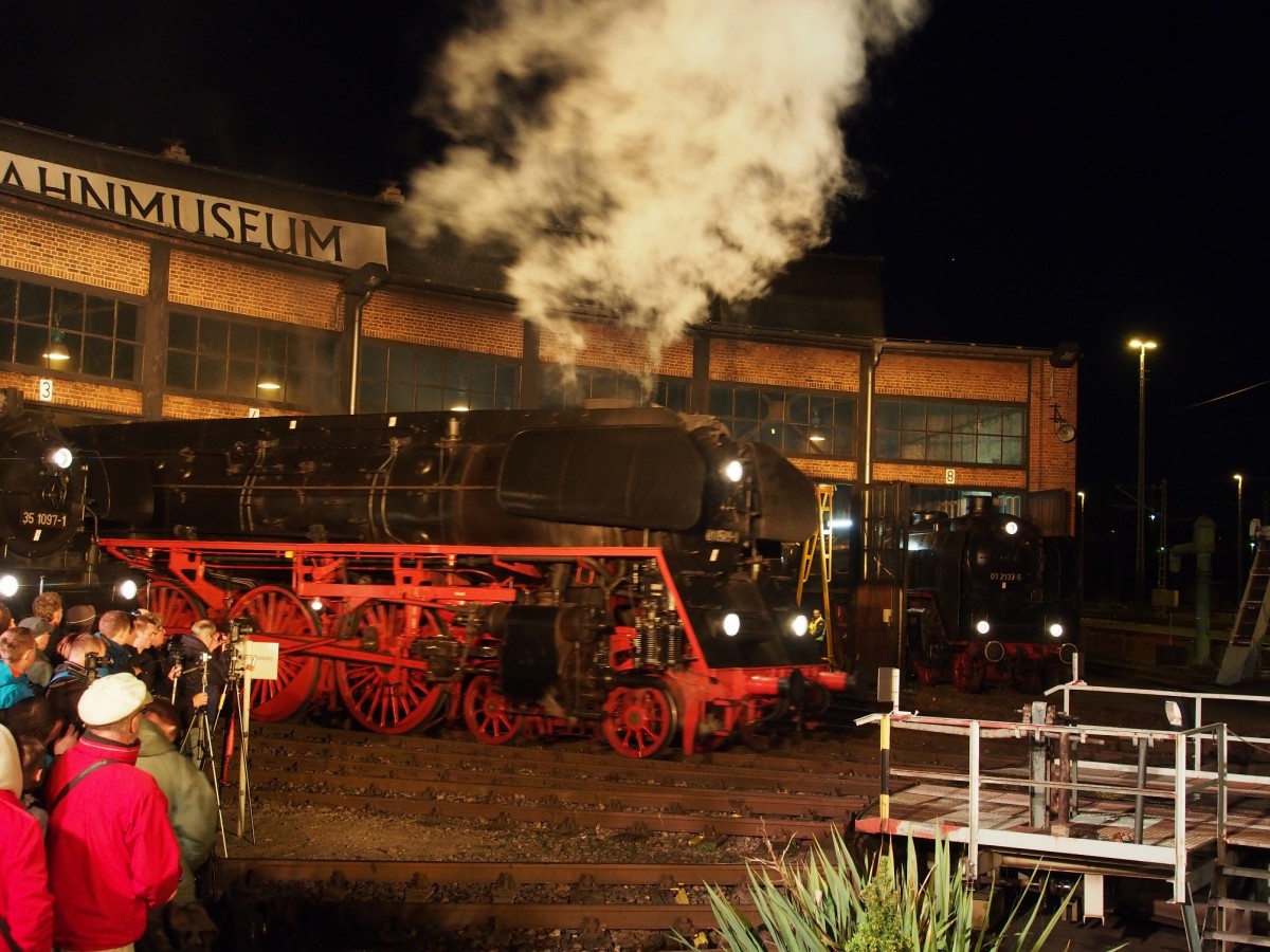 Die 01 0509-8 der UEF rollt langsam von der Drehscheibe in den Schuppen in der Nachtfotoparade beim 7. Dresdner Dampfloktreffen am 17.04.2015.