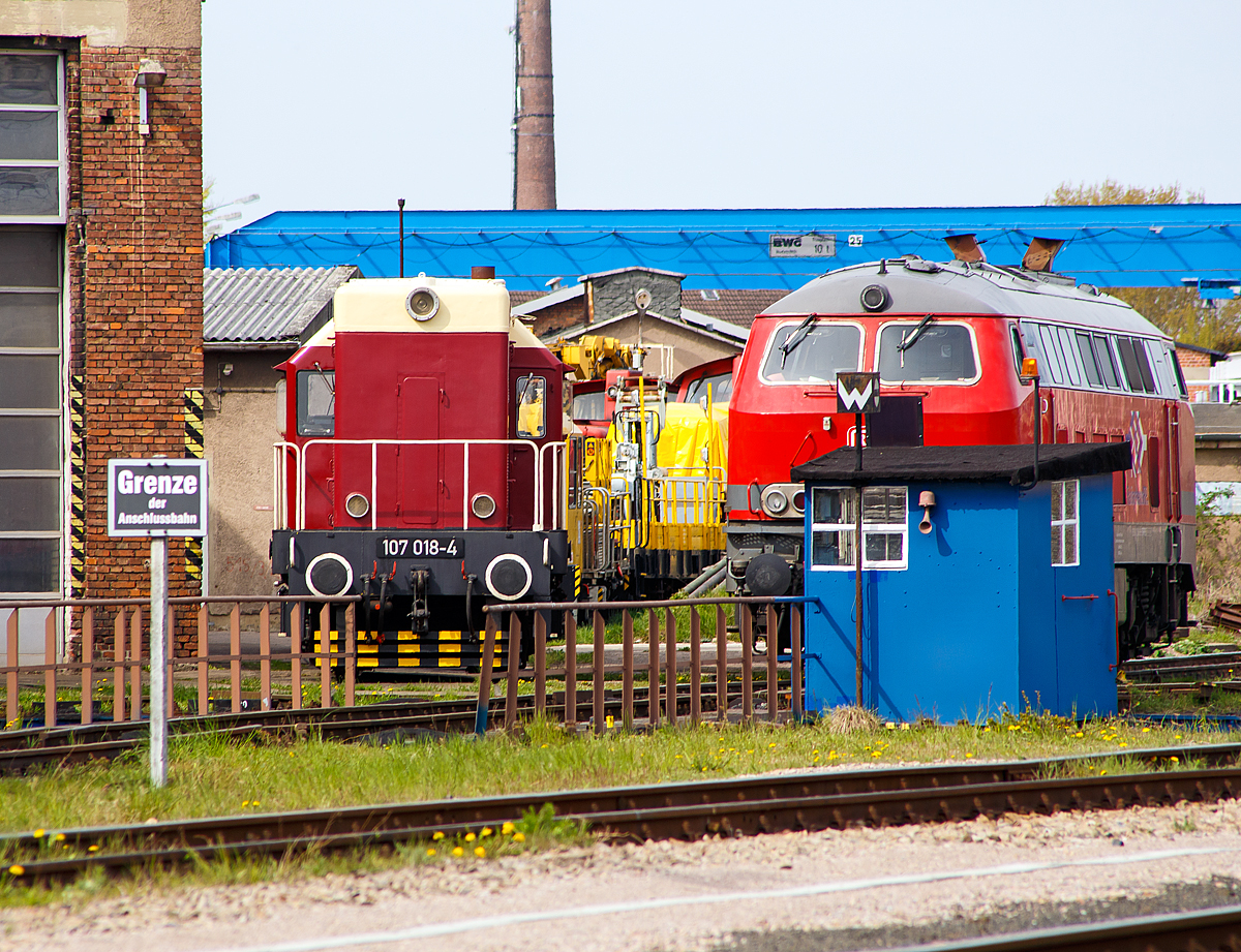 Die 107 018-4 (98 80 3107 018-4 D-RPRS) der Railsystems RP GmbH, ex DR 107 018-4, ex DR V 75 018, am 30.04.2016 in Gotha (aufgenommen vom Bahnsteig). 

Die V 75 wurde 1962 von der ČKD in Prag unter der Fabriknummer 5698 gebaut und an die Deutsche Reichsbahn als V 75 018 geliefert, 1970 erfolgte die Umzeichnung in DR 107 018-4, als solche fuhr sie bis zur Ausmusterung 1974. Daraufhin ging sie ans VEB Braunkohlewerk Jugend L�bbenau als Lok 16, bis sie 1988 zum VEB Zementwerke Karsdorf als 012 ging. 1991 wurde sie von der KEG - Karsdorfer Eisenbahngesellschaft mbH �bernommen bis sie 2005 an die ARCO Transportation GmbH in Elsteraue-Tr�glitz als 4070.02-5 ging. Im Jahr 2011 wurde sie dann von der Railsystems RP GmbH �bernommen, �berholt und ist im �u�erlichen Zustand der Deutschen Reichsbahn als 107 018 wieder betriebsf�hig. 

Die DR-Baureihe V 75 (ab 1970 BR 107) war eine dieselelektrische Rangierlokomotive der Deutschen Reichsbahn.
Die Lokomotiven waren als Ersatz f�r die weitgehend verschlissenen Baureihe 80 f�r den Rangierdienst in Leipzig Hbf vorgesehen. Da man Mitte/Ende der 1950er Jahre aber noch nicht in der Lage war, eigene Fahrzeuge zu beschaffen, importierte man 20 Maschinen aus der Tschechoslowakei, die der dortigen Baureihe T 435.0 (heute: Baureihe 720) die der sowjetischen ЧМЭ2 (ČME2) weitgehend entsprachen. Die Maschinen wurden vorwiegend im Rangierdienst auf den Leipziger Bahnh�fen eingesetzt. Sie kamen aber auch vor Unkrautbek�mpfungs- und Bauz�gen zum Einsatz. Die V75 ist auch unter dem Spitznamen „Hektor“ bekannt.

Die Lok war in Starrrahmenausf�hrung mit einem Endf�hrerstand und Au�enumlauf ausgef�hrt. Das 750 PS leistende Dieselaggregat �bertrug seine Leistung elektrisch per Gleichstromgenerator und Gleichstromreihenschlussmotoren auf die 4 Achsen. Jeweils zwei Achsen wurden in einem Drehgestell gelagert. Die H�chstgeschwindigkeit betrug 60 km/h.

Technische Daten:
Spurweite: 1.435 mm (Normalspur)
Achsformel: Bo'Bo'
L�nge �ber Puffer: 12.560 mm
H�he: 4.280 mm
Breite: 2.900 mm
Drehzapfenabstand: 6.300 mm
Drehgestellachsstand: 2.400 mm
Dienstgewicht: 62,6 t
Radsatzfahrmasse: 15,8 t 
Dieselmotor:  Sechszylinder- Viertaktdieselmotor vom Typ ČKD 6 S 310 DR
Nenndrehzahl: 750 U/min
Installierte Leistung: 552 kW (750 PS)
Traktionsleistung: 553 kW
Anfahrzugkraft: 200 kN
Treibraddurchmesser:  1000 mm
Leistungs�bertragung: elektrisch