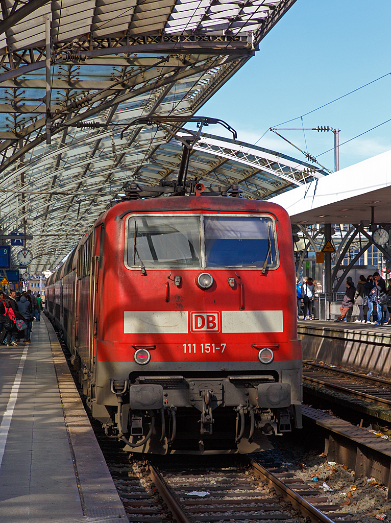 
Die 111 151-7 der DB Regio schiebt den RE 7   Rhein-M�nsterland-Express  (Rheine - M�nster - Hagen - Wuppertal - K�ln -  Krefeld) am 08.03.2015 in den Hbf K�ln (Gleis 9). 

Die Lok wurde 1981 von Krauss-Maffei in M�nchen unter der Fabriknummer 19863 gebaut. Sie hat die aktuelle NVR-Nummer 91 80 6111 151-7 D-DB und EBA-Nummer EBA 01G02A 151.