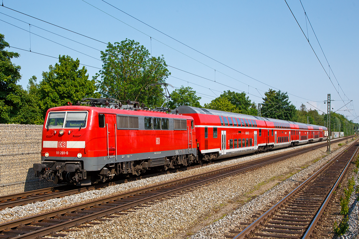 
Die 111 201-0 (91 80 6111 201-0 D-DB) der DB Regio Bayern fährt am 05.06.2019 mit einem RE durch Gröbenzell in Richtung Augsburg Hbf. 

Die Lok wurde 1982 von Henschel & Sohn in Kassel unter der Fabriknummer 32548 gebaut, der elektrische Teil ist von der BBC (Brown, Boveri & Cie AG) aus Mannheim.