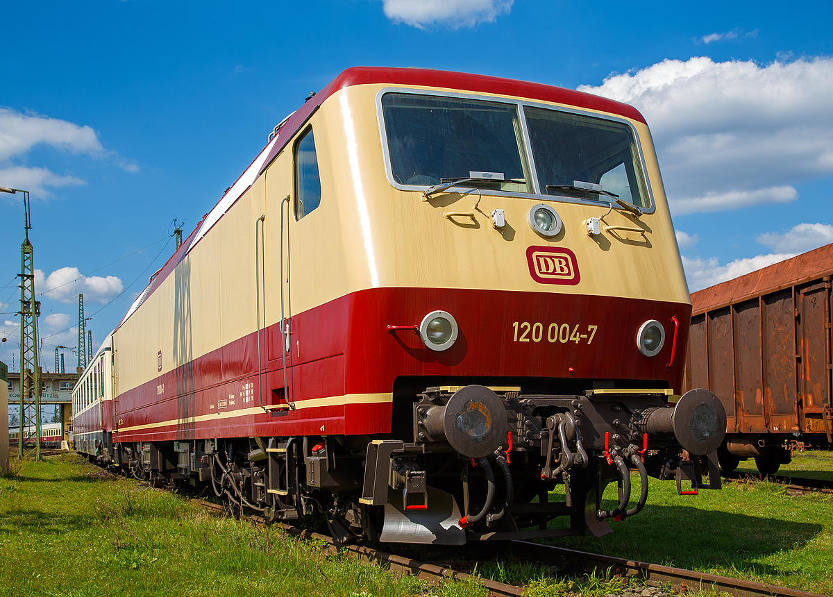 Die 120 004-7 im Farbdesign wie bei Ablieferung (1980), ex DB 752 004-2 am 09.04.2016 im DB Museum Koblenz, Vorserien-Lokomotive der BR 120.
Die Vorserien-Lok wurde1980 von Henschel unter der Fabriknummer 32018 gebaut. Die Lok 120 004 war die erste Hochleistungslok mit Scheibenbremsen der DB.

Die Baureihe 120 ist eine Elektrolokomotivbaureihe der Deutschen Bahn AG und gilt als die erste in Serie gebaute Drehstrom-Lokomotive (mit elektronischen Umrichtern) der Welt. Sie stellt einen Meilenstein in der Entwicklung elektrischer Lokomotiven dar. Am 14. Mai 1979 wurde mit der 120 001 die erste Lokomotive mit Drehstromantriebstechnik an die damalige Deutsche Bundesbahn übergeben. Sie wurde zunächst für eine Höchstgeschwindigkeit von 160 km/h zugelassen und beim Betriebswerk Nürnberg Rbf praktisch erprobt. Bis Januar 1980 wurden ihre Schwestern 120 002-005 ausgeliefert. Das optische Erscheinungsbild der Baureihe 120 war prägend für das  Gesicht  der Deutschen Bundesbahn in den 1980er Jahren.

Die ersten fünf Prototypen der Baureihe 120.0 erhielten bei Ablieferung in den Jahren 1979/80 den purpurrot/elfenbeinfarbenen Farbanstrich der Trans-Europ-Express-Züge (TEE). Die insgesamt 60 in Auftrag gegebenen Serienloks der Baureihe 120.1 erhielten beginnend ab dem Jahr 1987 gleich das damals neu eingeführte orientrote Farbschema. Mit Einführung des verkehrsroten Farbschemas ab 1996 erhielten immer mehr Lokomotiven die neue, aktuelle Farbgebung.

Die fünf Vorserien-Lokomotiven wurden über die Jahre immer wieder zusammen mit den anderen 120ern im Plandienst eingesetzt, die meiste Zeit über dienten sie jedoch als Bahndienstfahrzeuge (sie bekamen dazu auch neue Nummern und wurden zur Baureihe 752) oder als Erprobungsträger für neue Technologien, die dann erstmals bei den E-Lok-Neubeschaffungen der späten 1990er Jahre in Serie verwendet wurden. Dazu gehörten z. B. Scheibenbremsen, die vorher aus Platzgründen bei Lokomotiven nicht eingesetzt werden konnten, oder neue Drehgestelle und Umrichter für die Baureihe 101. Stationiert waren die Versuchslokomotiven bei den Bundesbahnzentralämtern in Minden und München.

Bei der Entwicklung der Baureihe 101 zog ABB Henschel die 120 004 und 005 zu Hilfe. ABB Henschel hatte keinen modernen Prototypen, sondern lediglich ein Konzept mit dem Namen Eco2000 und eine Technologie-Demonstration auf Basis von den zwei damals bereits 15 Jahre alten umgebauten Vorserien-120ern.

Bei der Komponenten-Entwicklung für die Eco2000 stützte man sich auf die Vorserien-Loks der Baureihe 120, 120 (bzw. 752) 004 und 005, die von ABB bereits 1992 umgebaut wurden, um neue Technologien in der Praxis erproben zu können. Die 120 005 hatte neue Stromrichter auf Basis von GTO-Thyristoren und eine neue Bordelektronik erhalten, 120 004 darüber hinaus auch vom ICE adaptierte Drehgestelle, Scheibenbremsen, den integrierten Gesamtantrieb (IGA) sowie einen biologisch abbaubaren Polyol-Ester als Kühlmittel für den Haupttransformator. Beide Loks legten in dieser Konfiguration große Strecken im planmäßigen IC-Dienst störungsfrei zurück.[10] 120 004 kann aufgrund der aufwändigen Umbauten als Prototyp der Baureihe 101 angesehen werden.

TECHNISCHE DATEN:
Spurweite: 1.435 mm
Achsfolge: Bo'Bo'
Eigengewicht:  84,0 t
Länge über Puffer: 19.200 mm
Drehzapfenabstand: 10.200 mm
Achsabstand im Drehgestell: 2.800 mm
Höchstgeschwindigkeit: 200 km/h
Dauerleistung: 4×1.400 kW = 5.600 kW (7.616 PS)
max. elektrische Bremskraft: 150 kN
Anfahrzugkraft: 340 kN
Fahrmotoren: 4 Drehstrom-Asynchron-Motoren
Antrieb: Hohlwellen-Kardan-Einzelachsantrieb
Stromsystem: 15 kV 16 2/3 Hz, Oberleitung